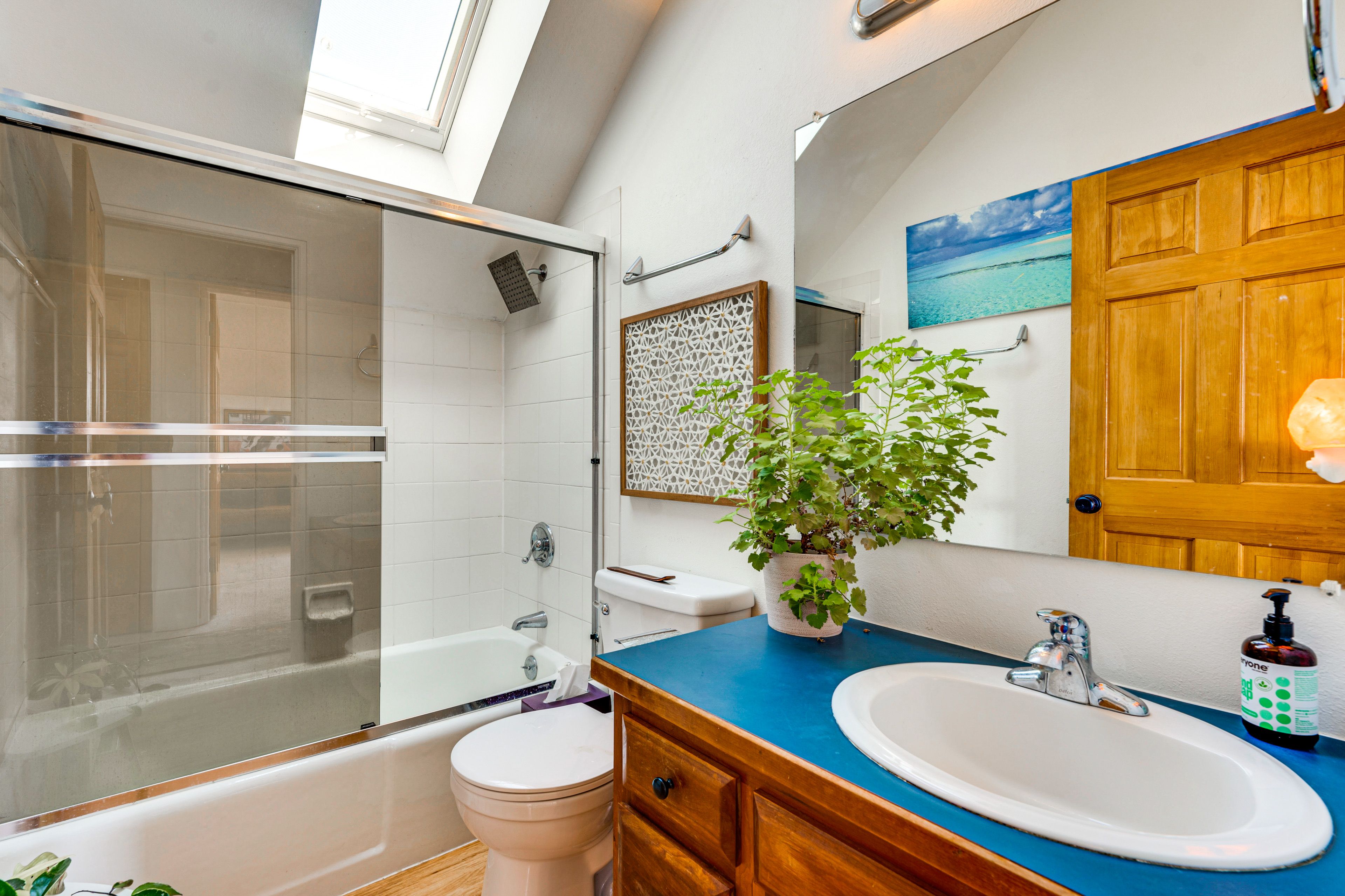 Full Bathroom | 2nd Floor