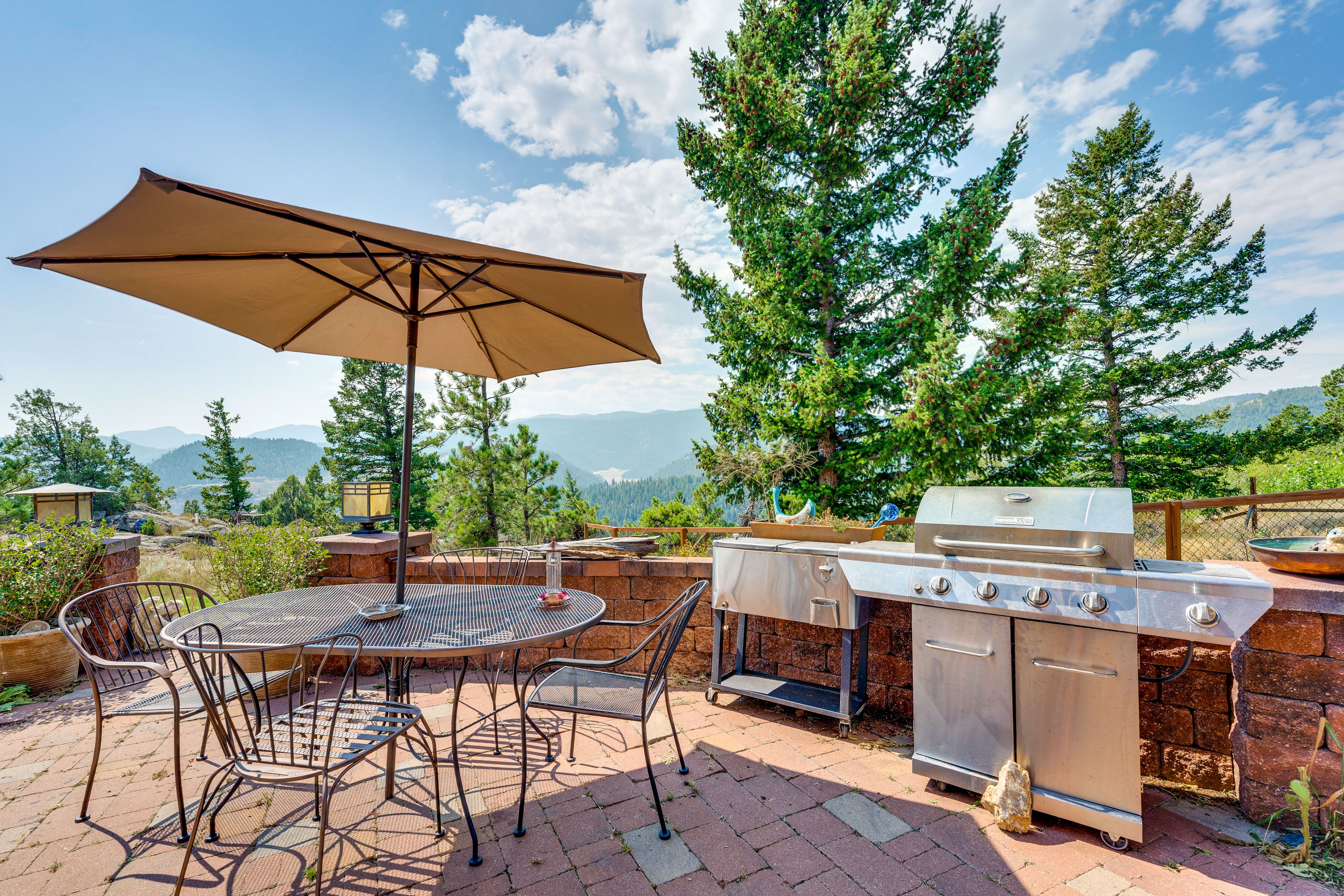 Outdoor Dining Area | Gas Grill