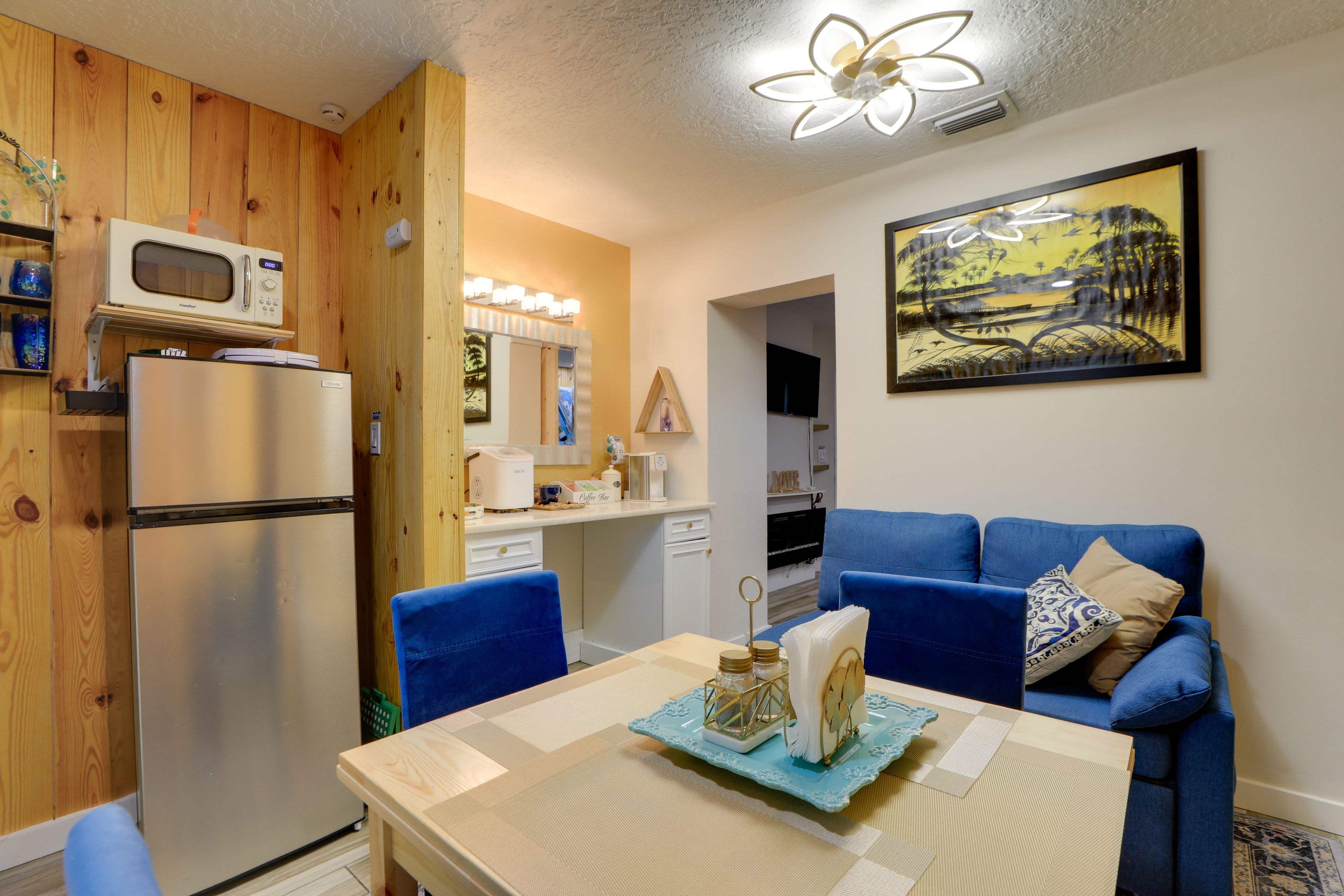 Dining Area | Dishware/Flatware