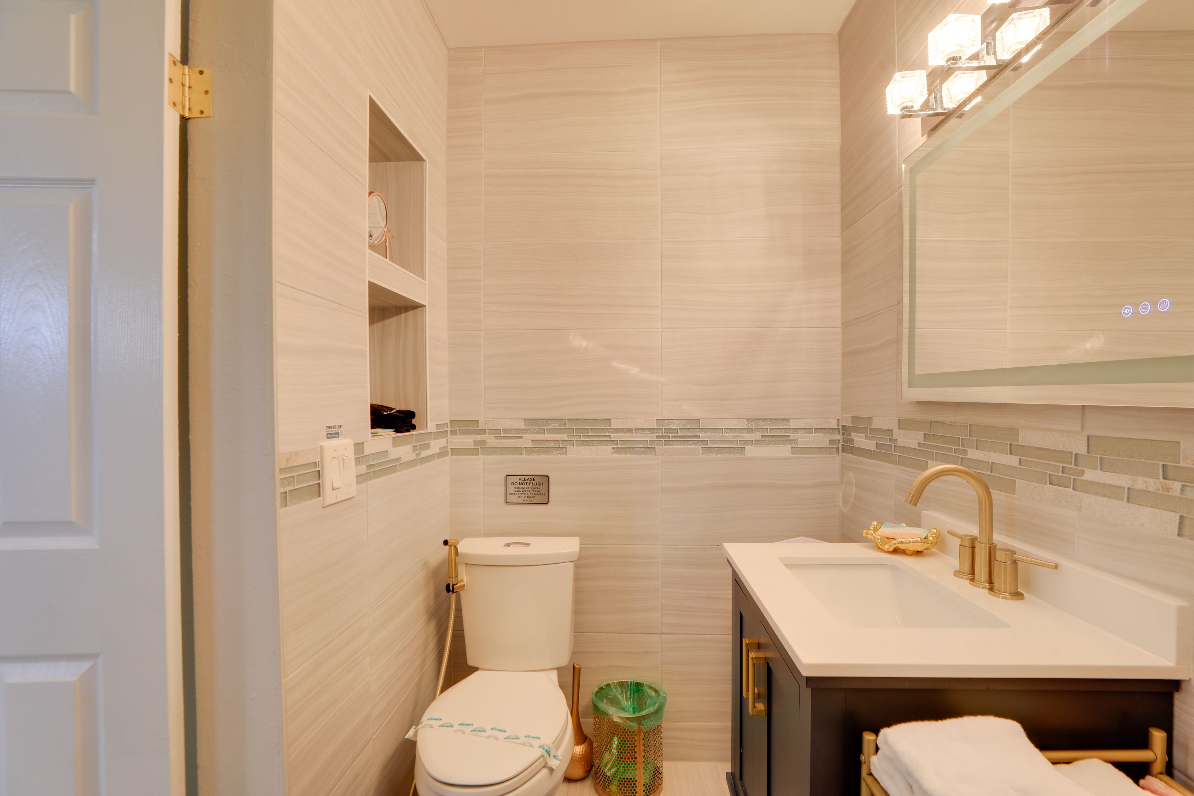 Full Bathroom | Complimentary Toiletries | Towels Provided
