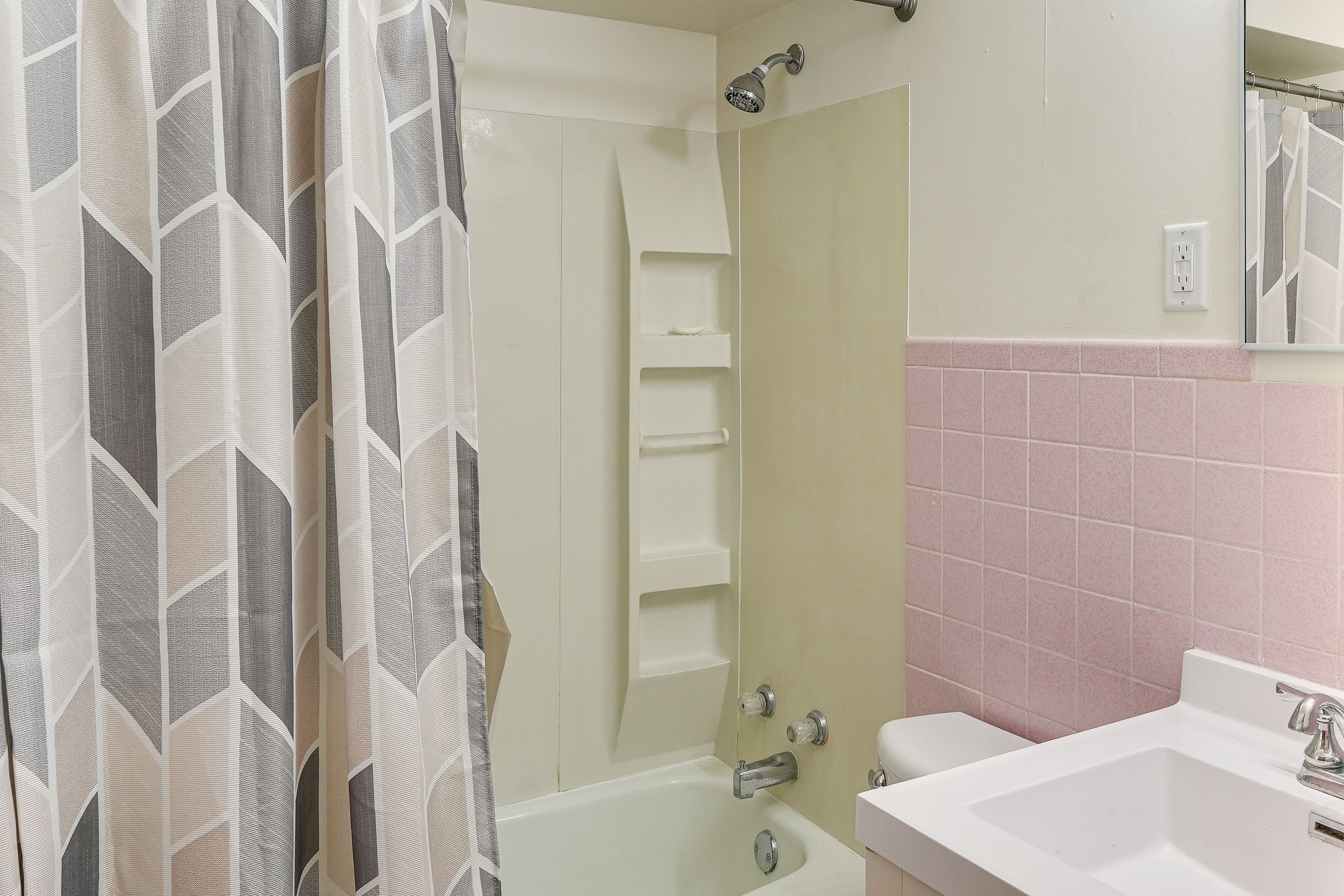 Full Bathroom | Towels Provided