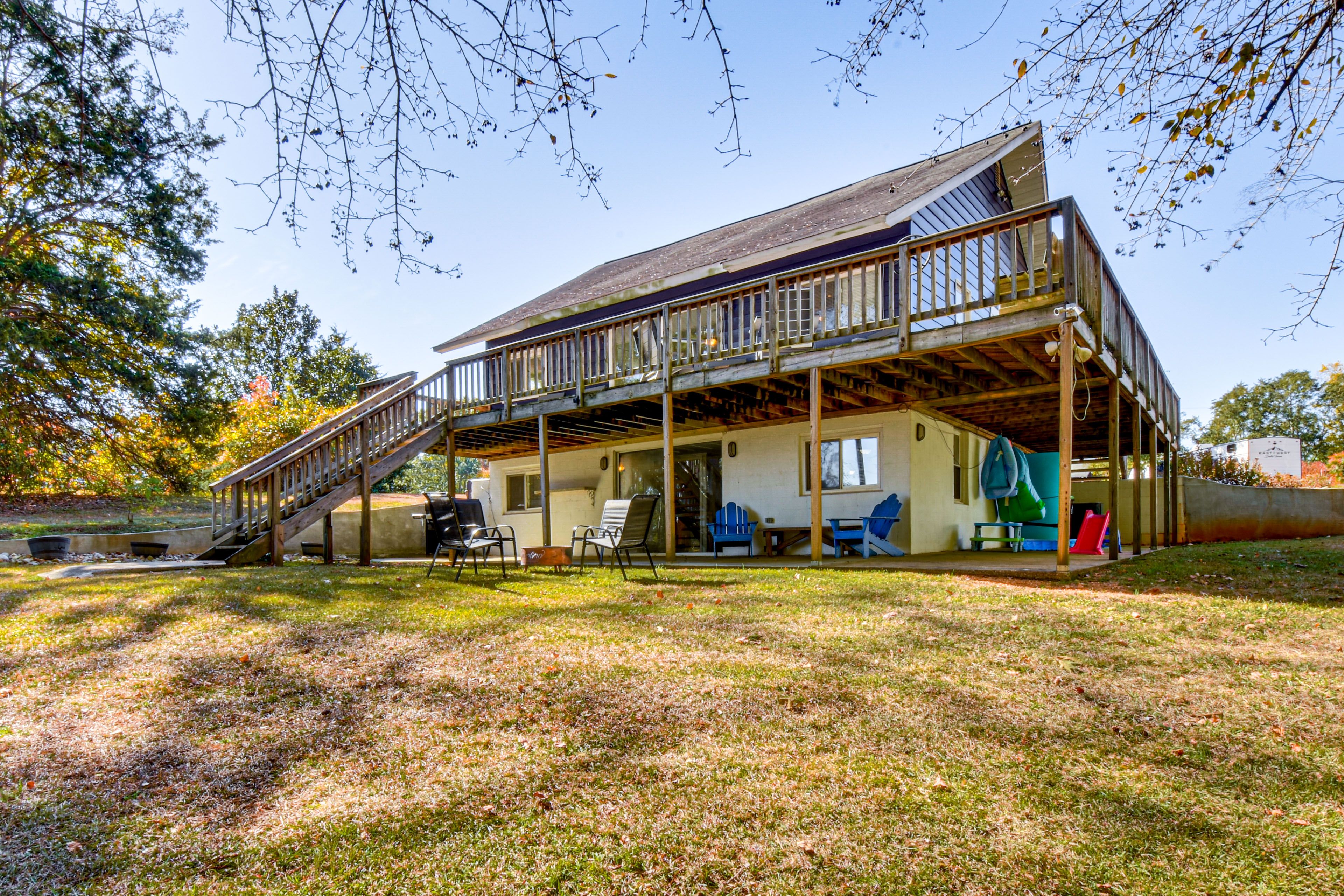 Backyard | 2-Level House | 15 Mi to Clemson University