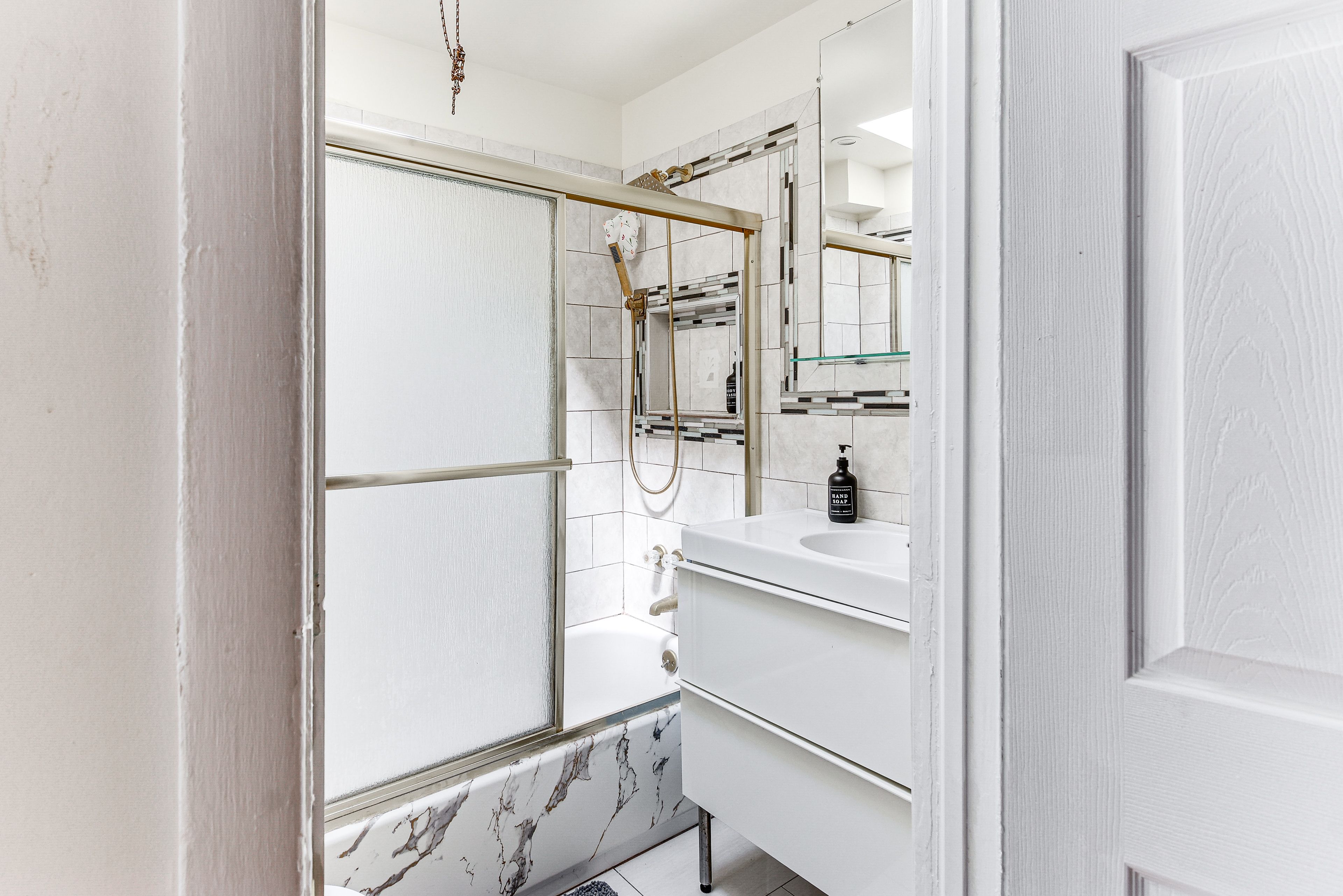 Bathroom | 2nd Floor | Towels Provided | Complimentary Toiletries | Hair Dryer