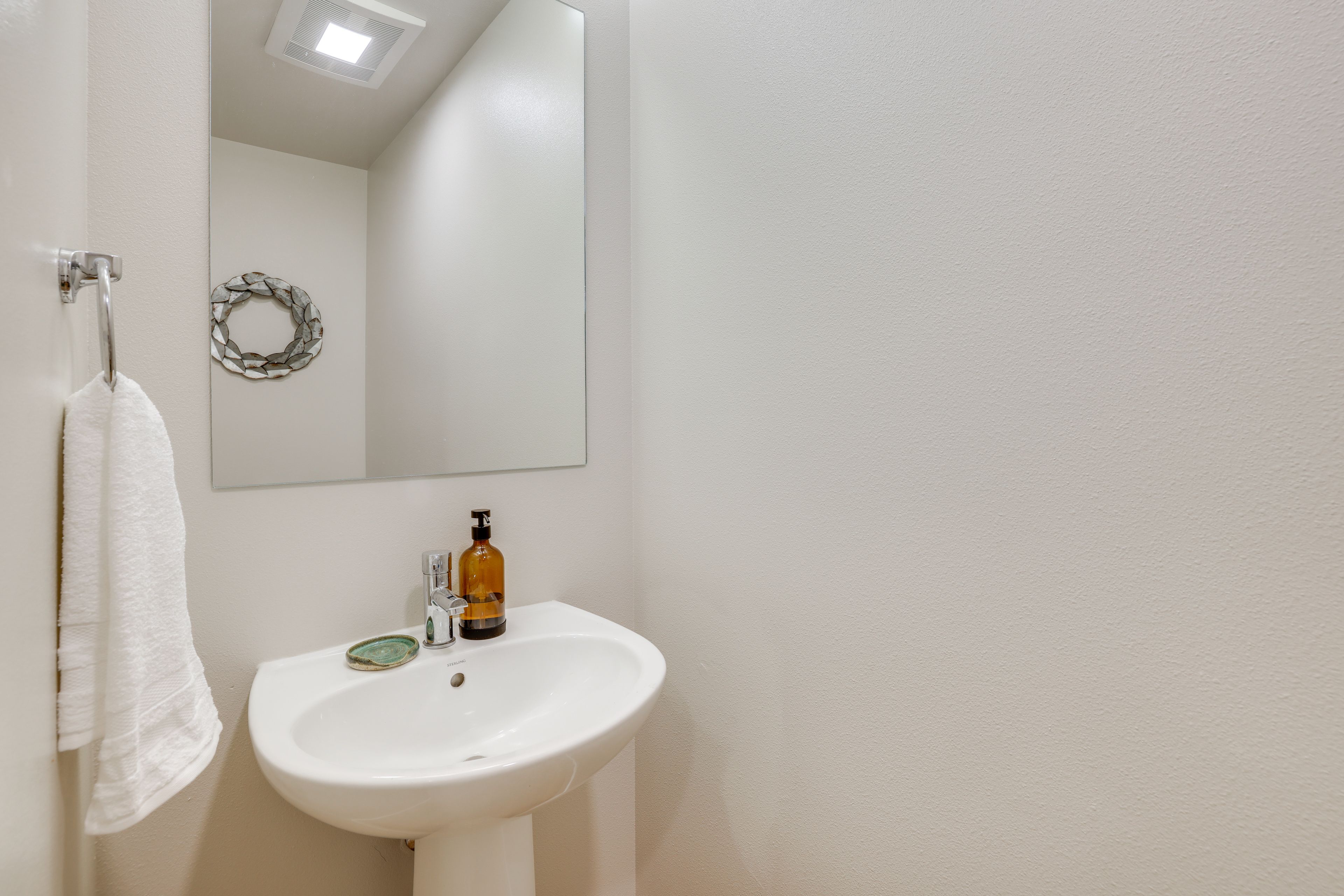 Half Bathroom | 1st Floor | Towels Provided