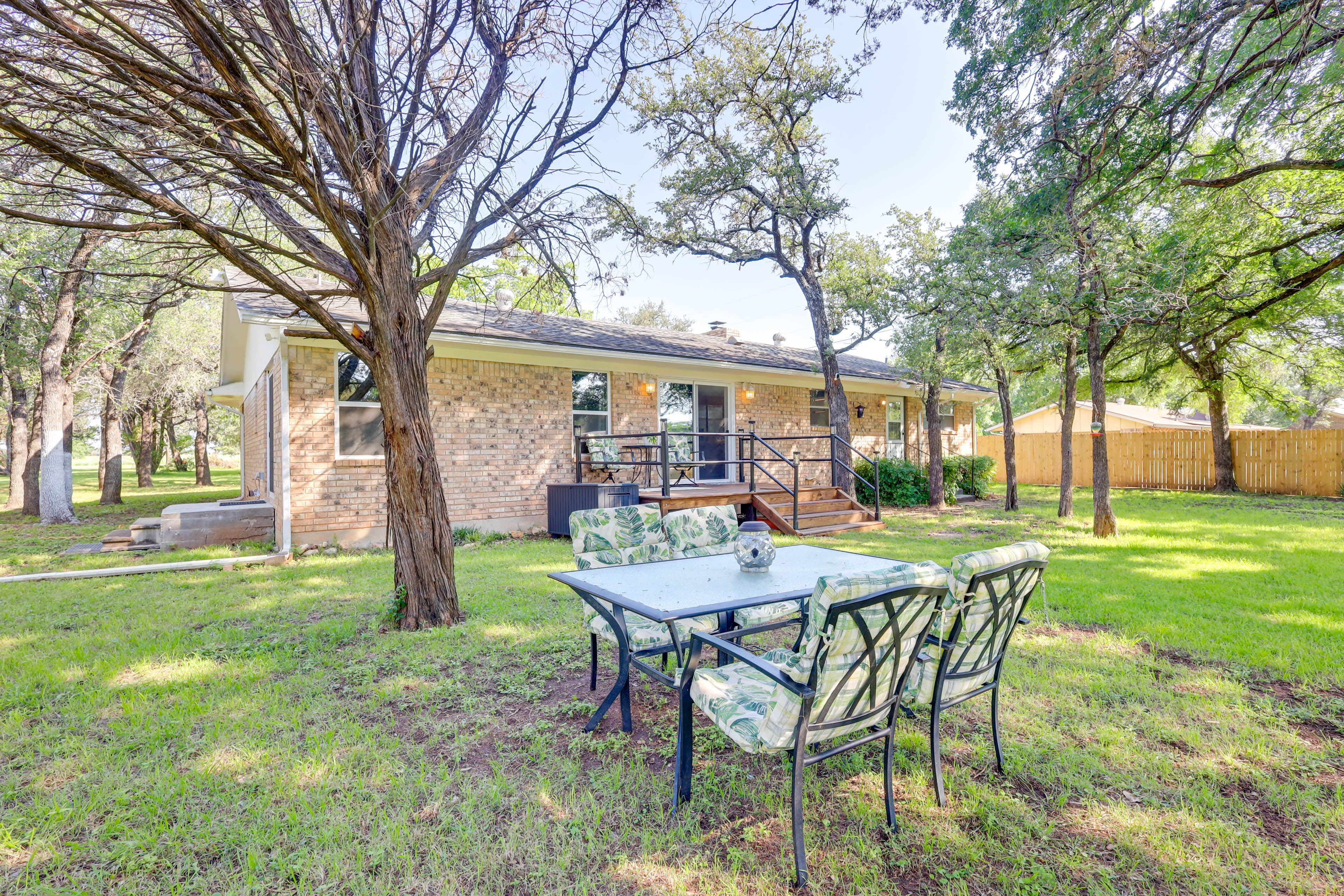 Yard | Outdoor Dining Area