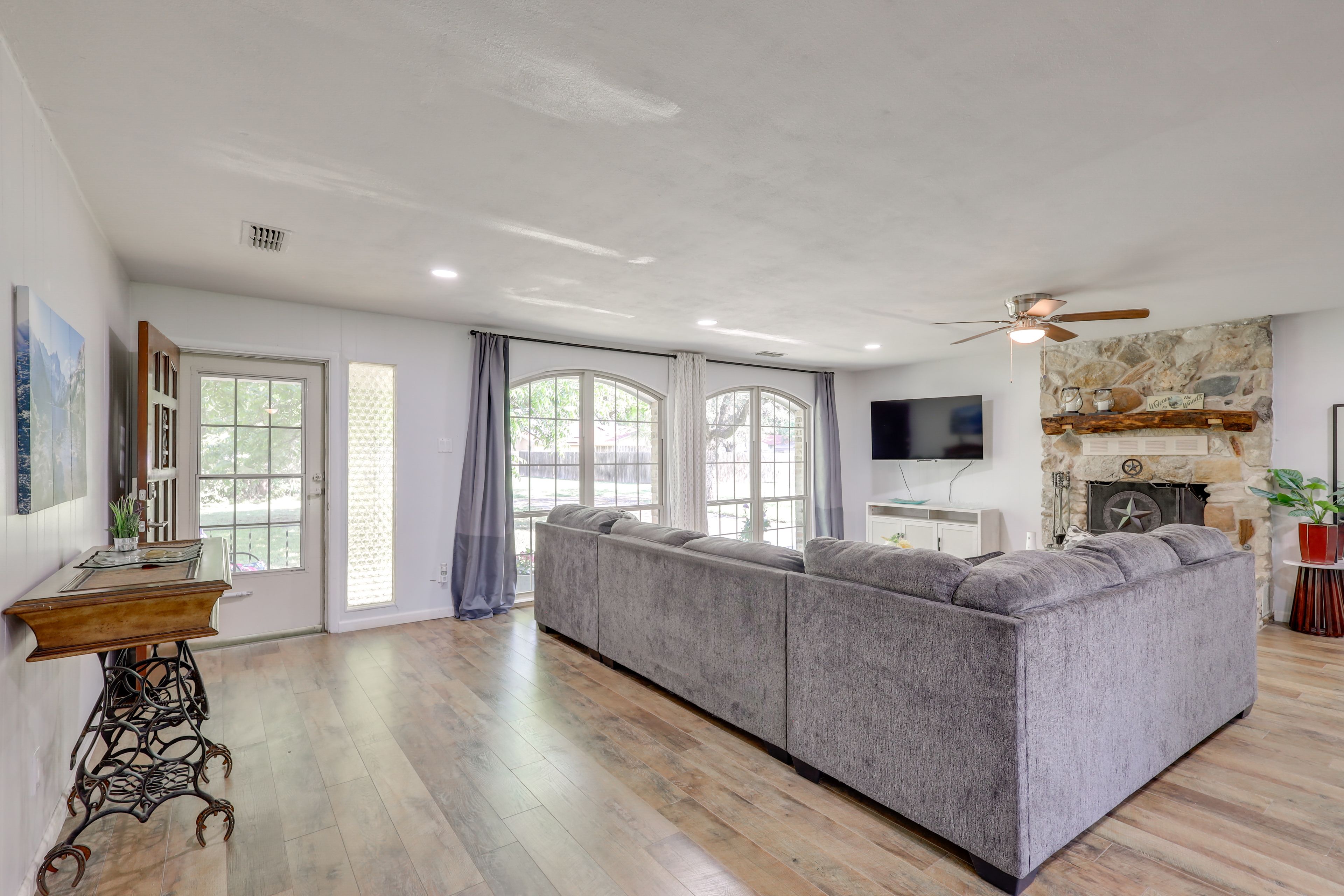 Living Room | Free WiFi | Smart TV | Central A/C | Fireplace