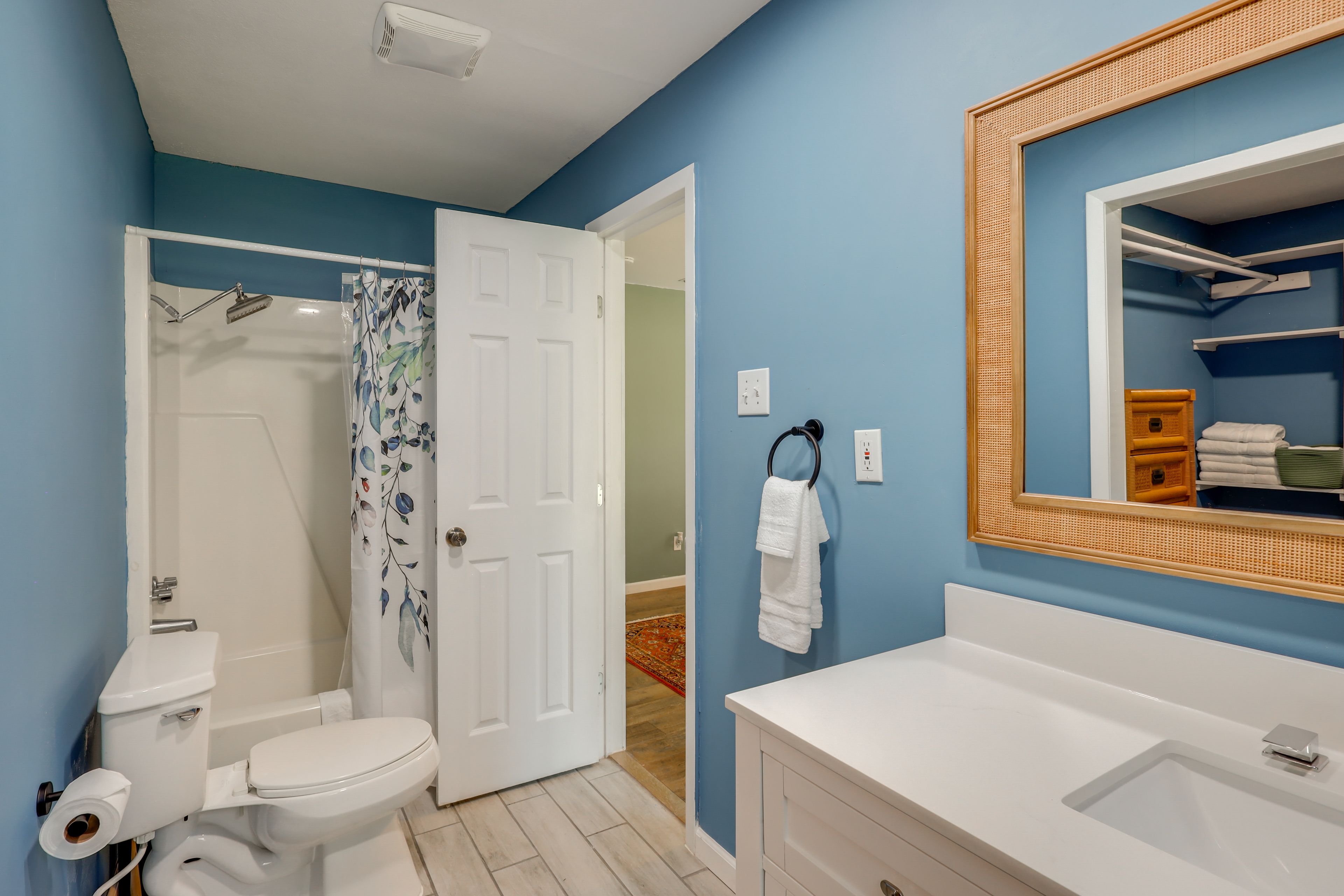 Full Bathroom | Walk-In Closet