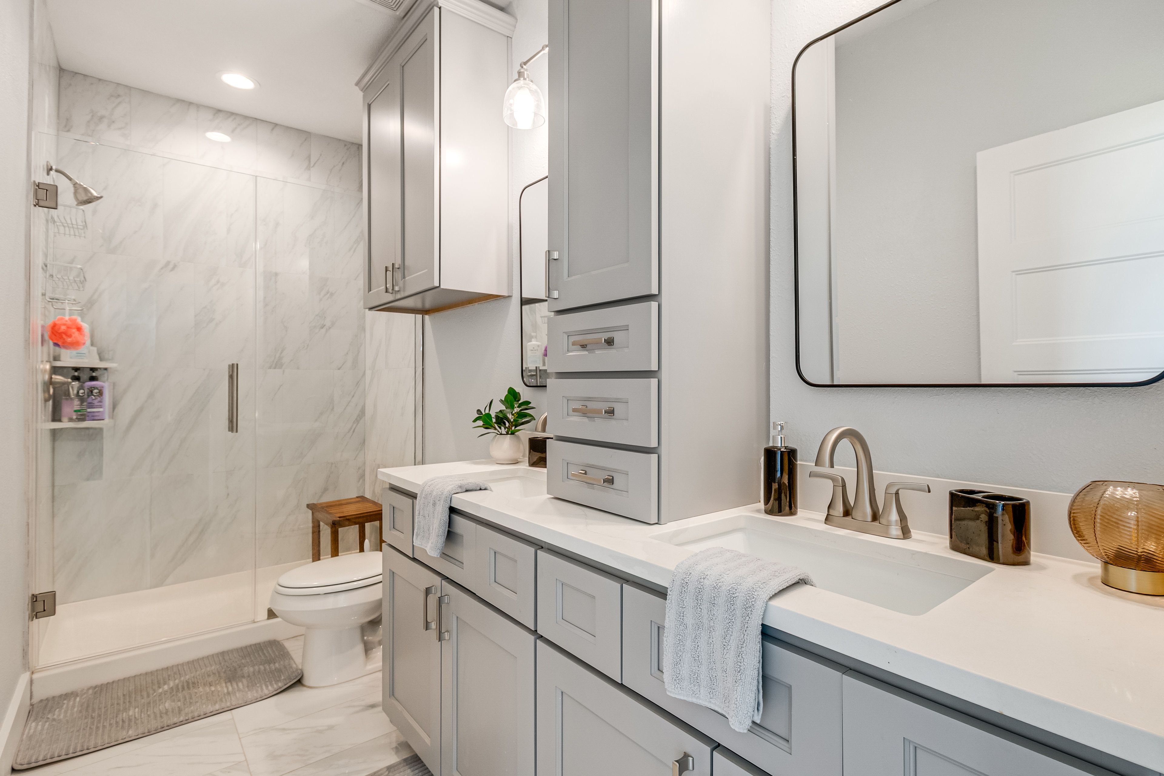 Full Bathroom | Towels Provided