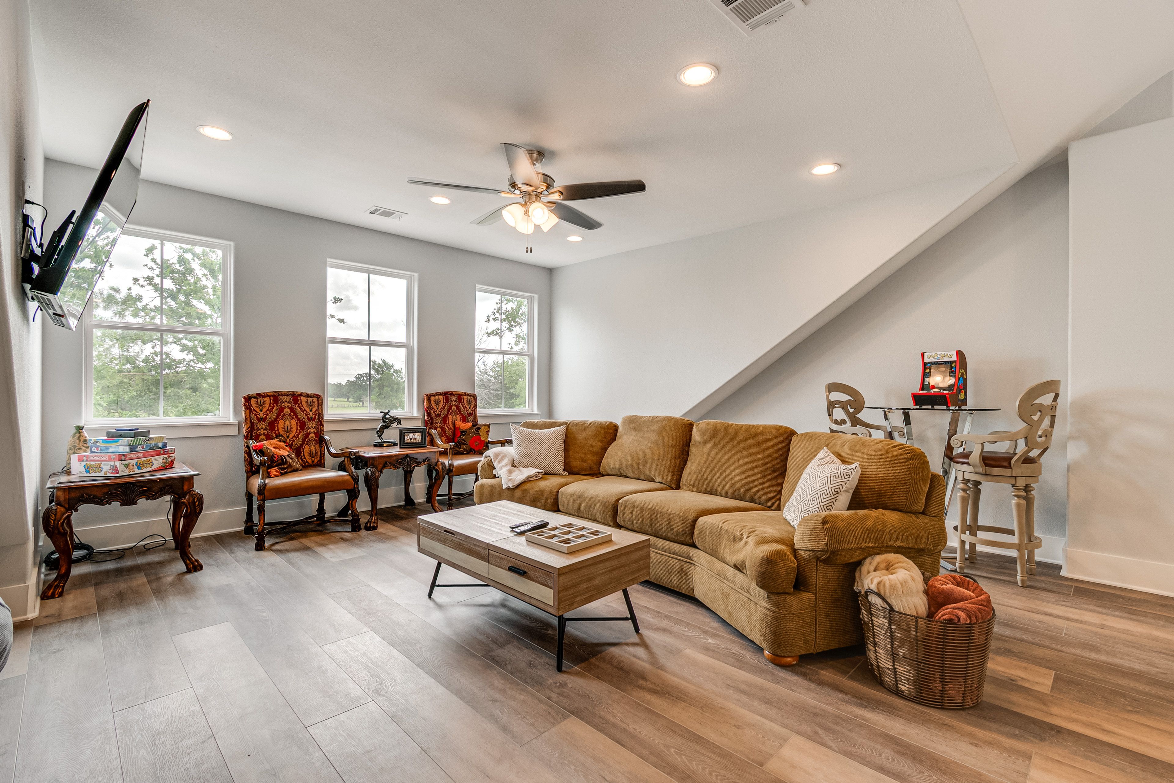 Living Room | Smart TV | Board Games | Twin Daybed w/ Twin Trundle