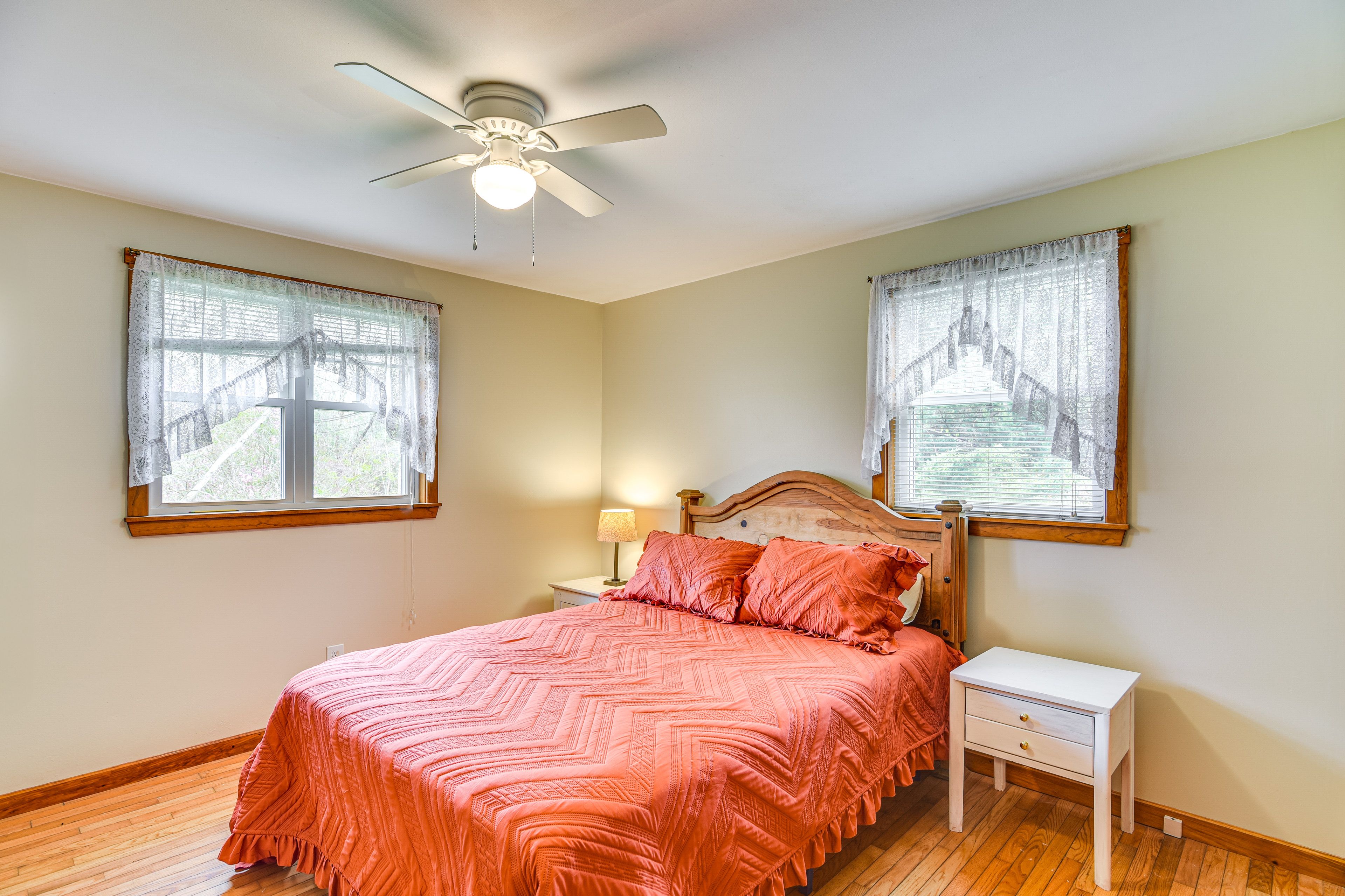 Bedroom 2 | Queen Bed