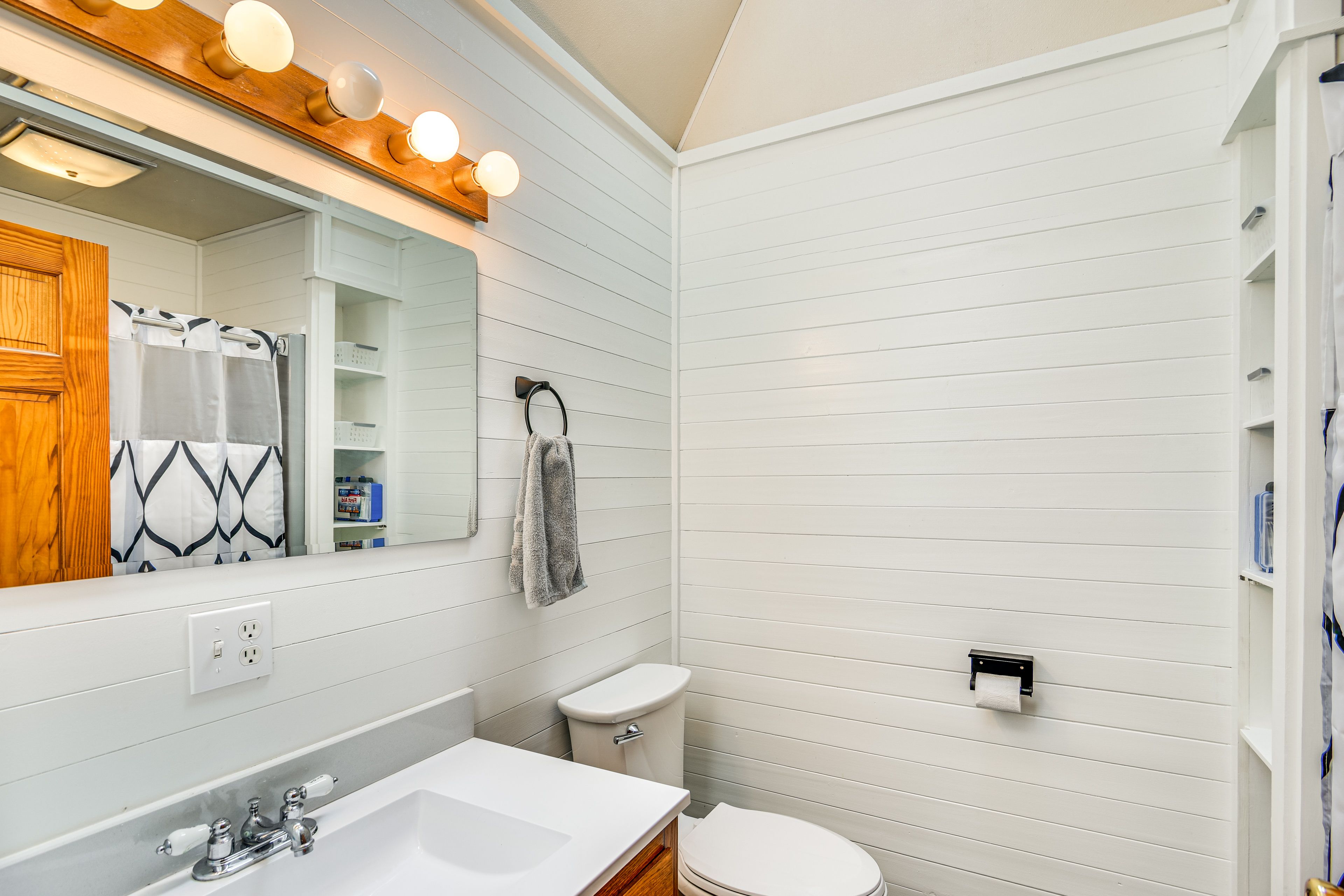 Full Bathroom