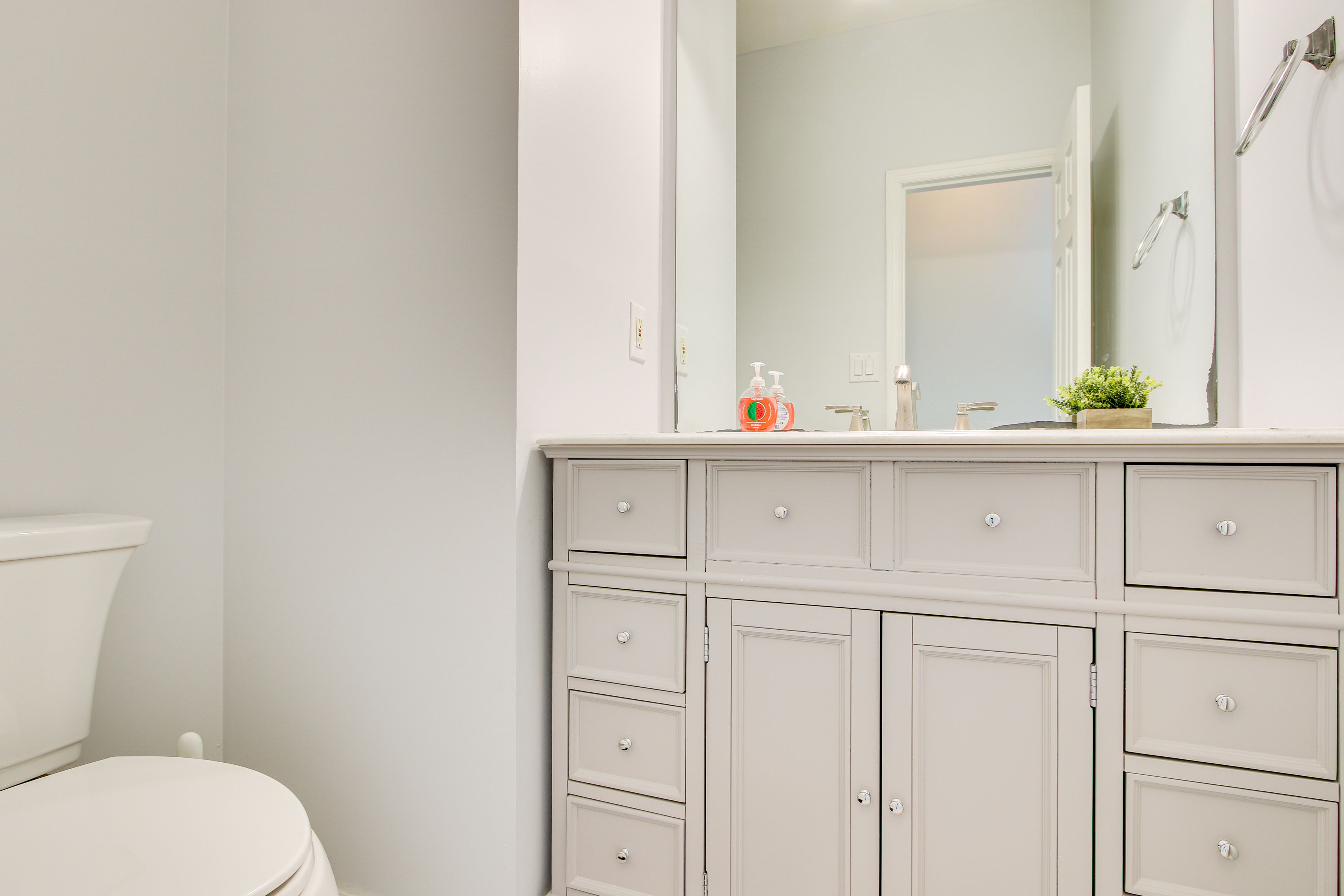 Half Bathroom | 1st Floor