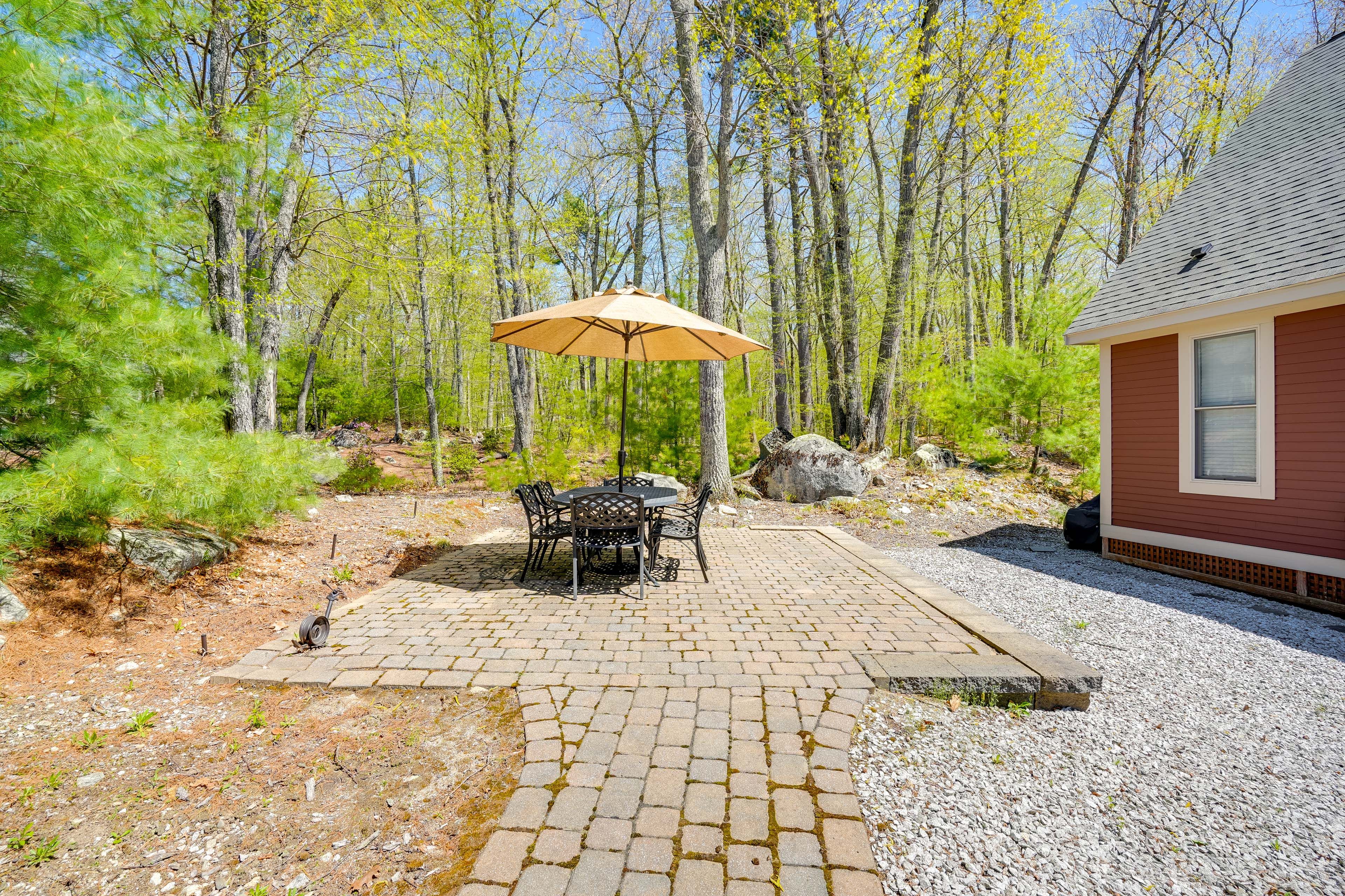 Private Patio | Outdoor Dining Set | Gas Grill
