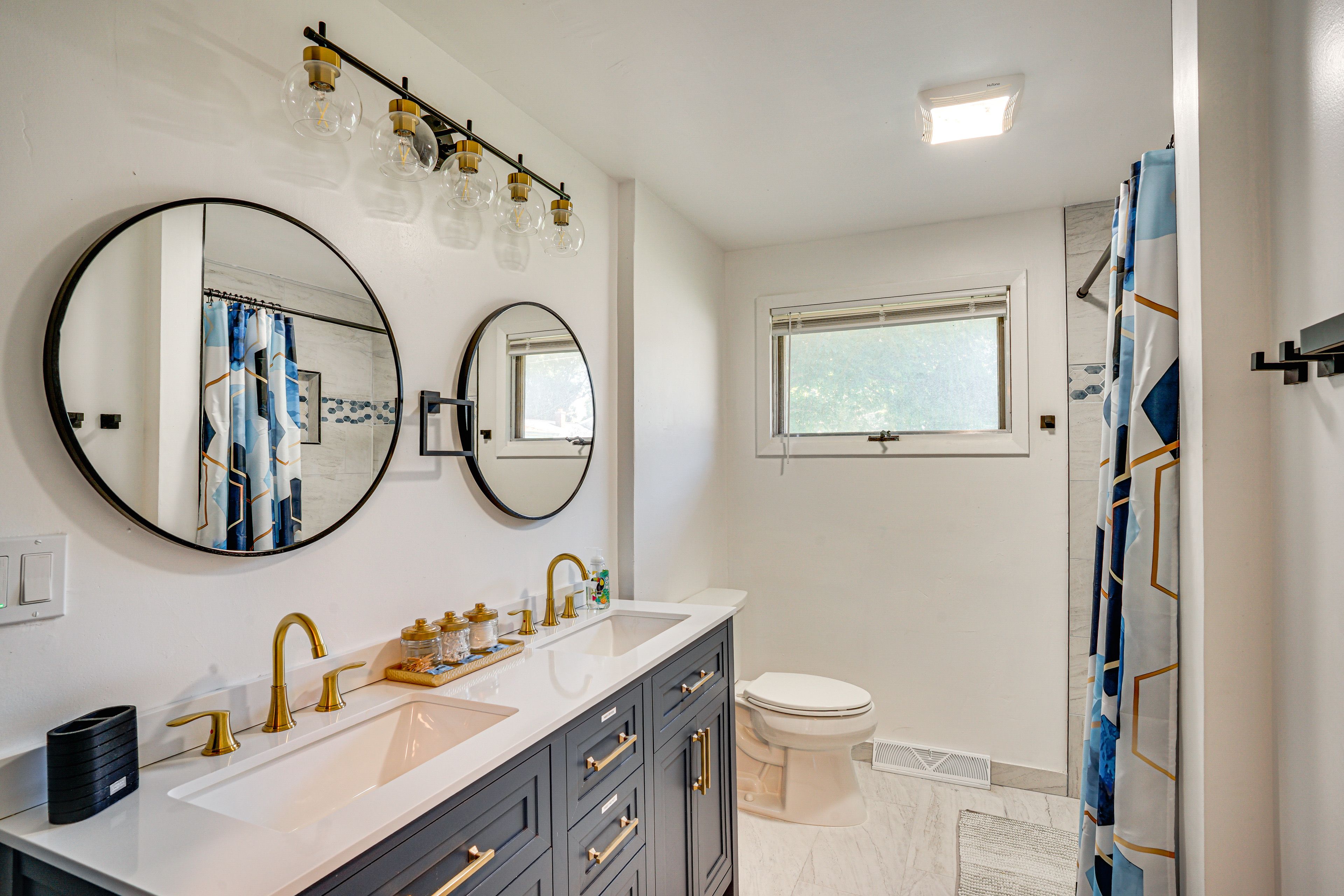 Full Bathroom | Towels Provided