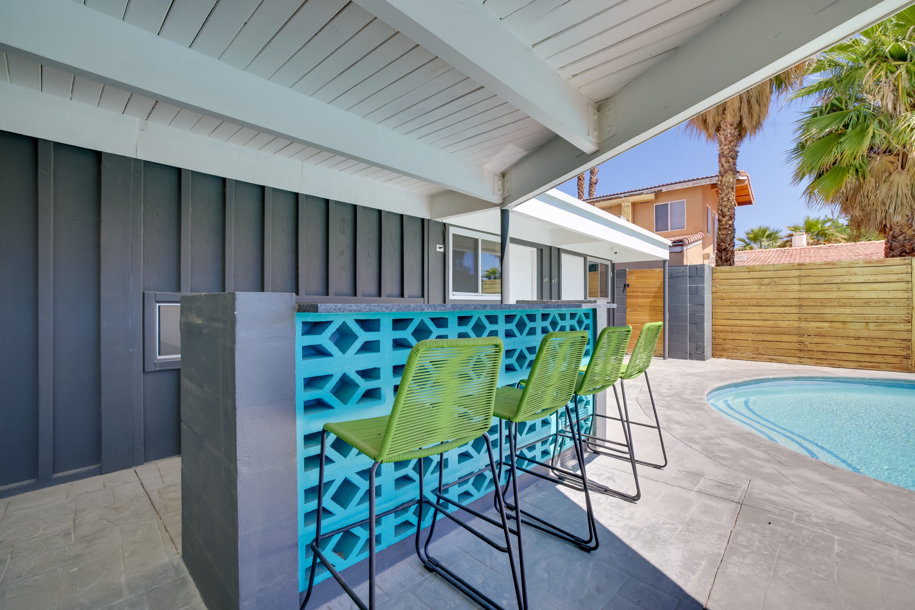 Covered Patio | Outdoor Bar & Dining Set