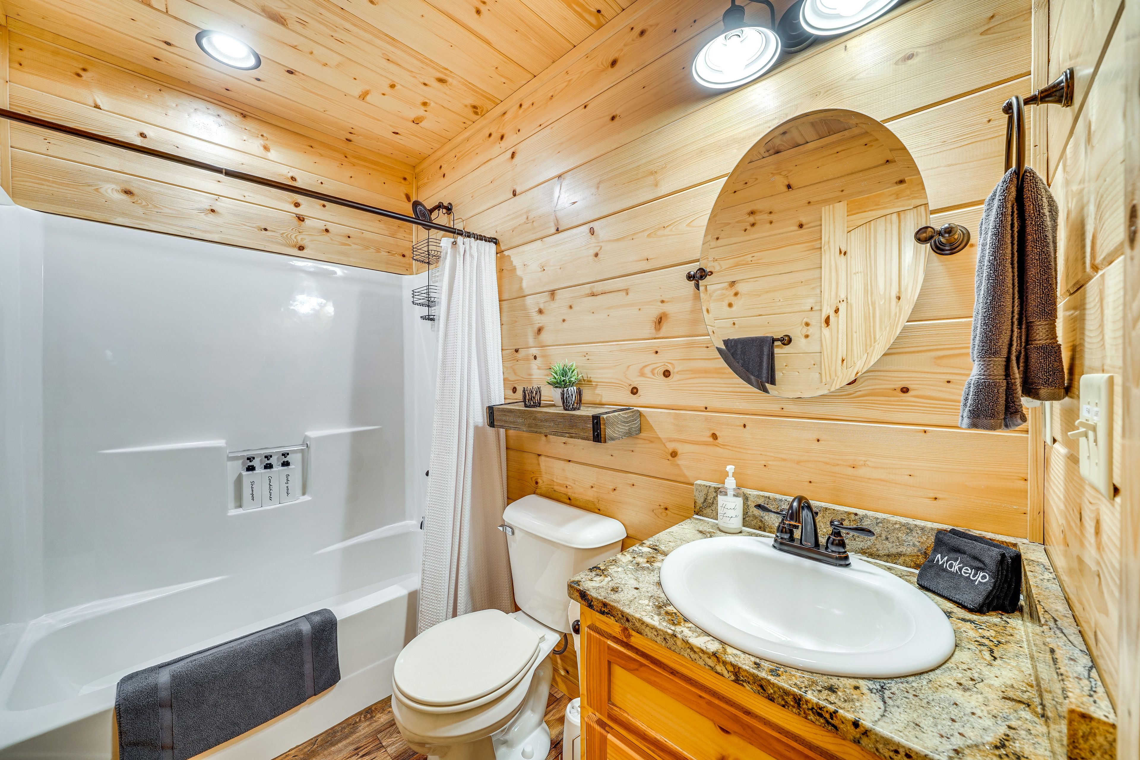 Full Bathroom | Towels Provided