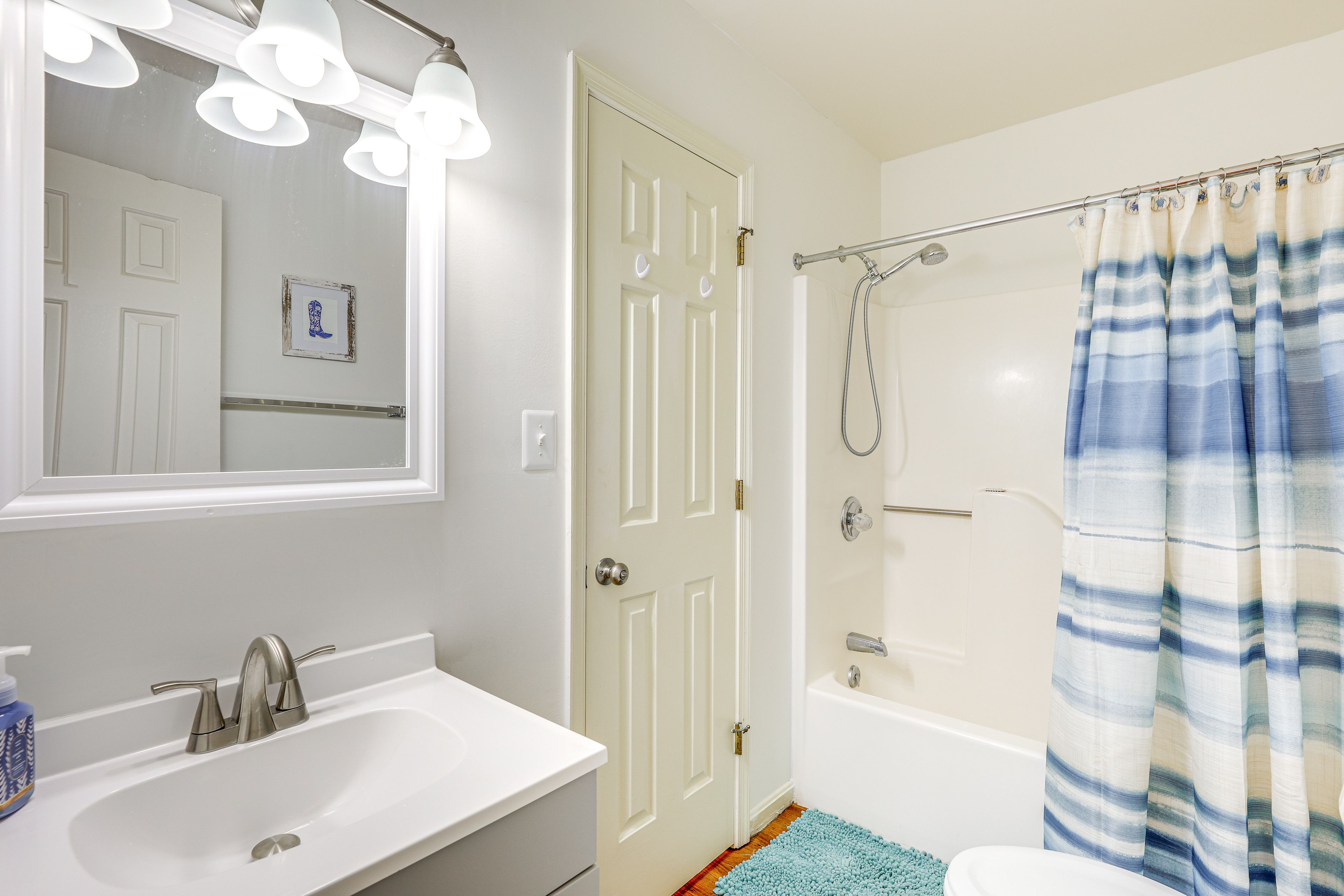 Full Bathroom | Shower/Tub Combo