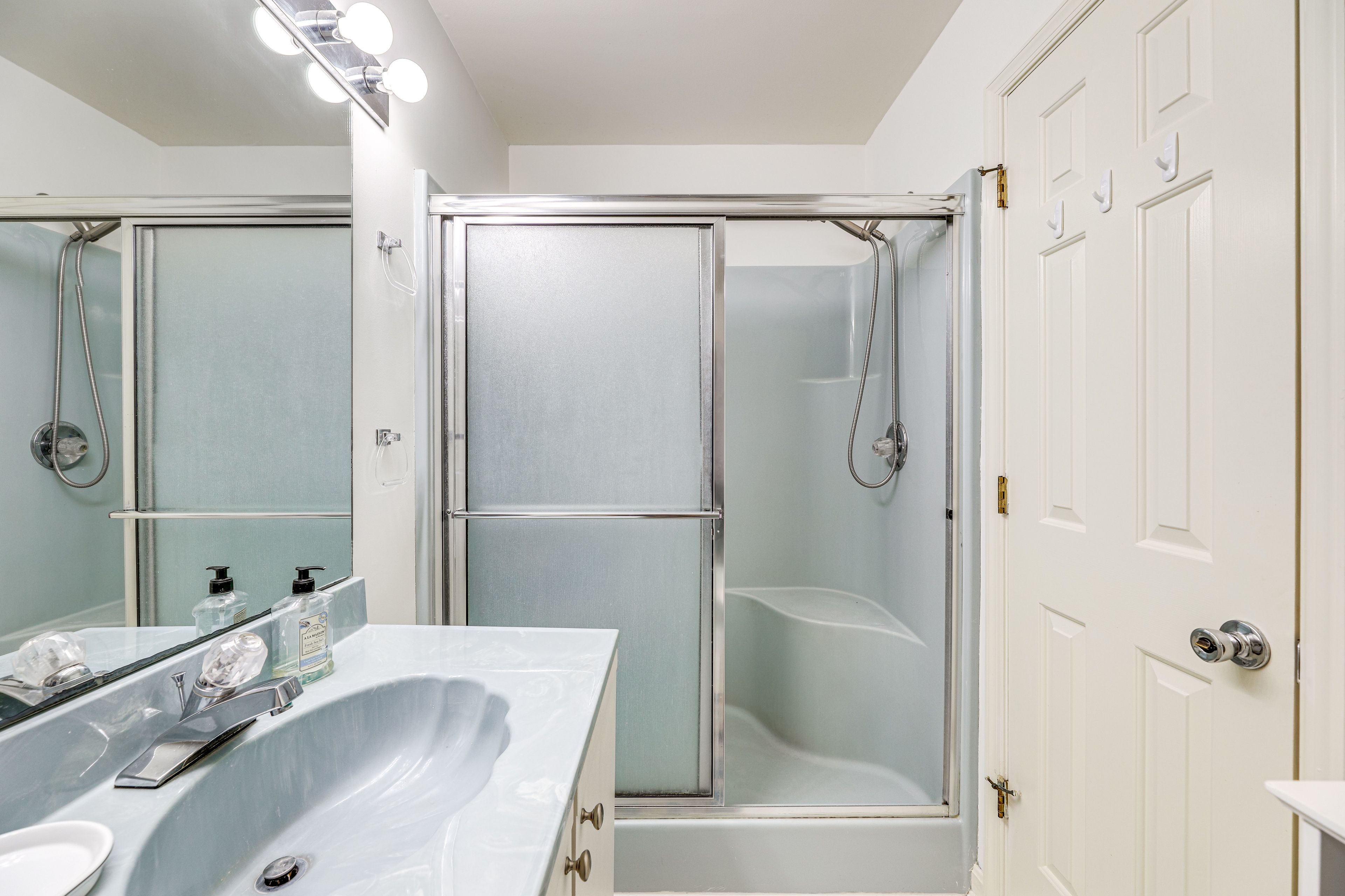 Full Bathroom | Separate Tub & Shower