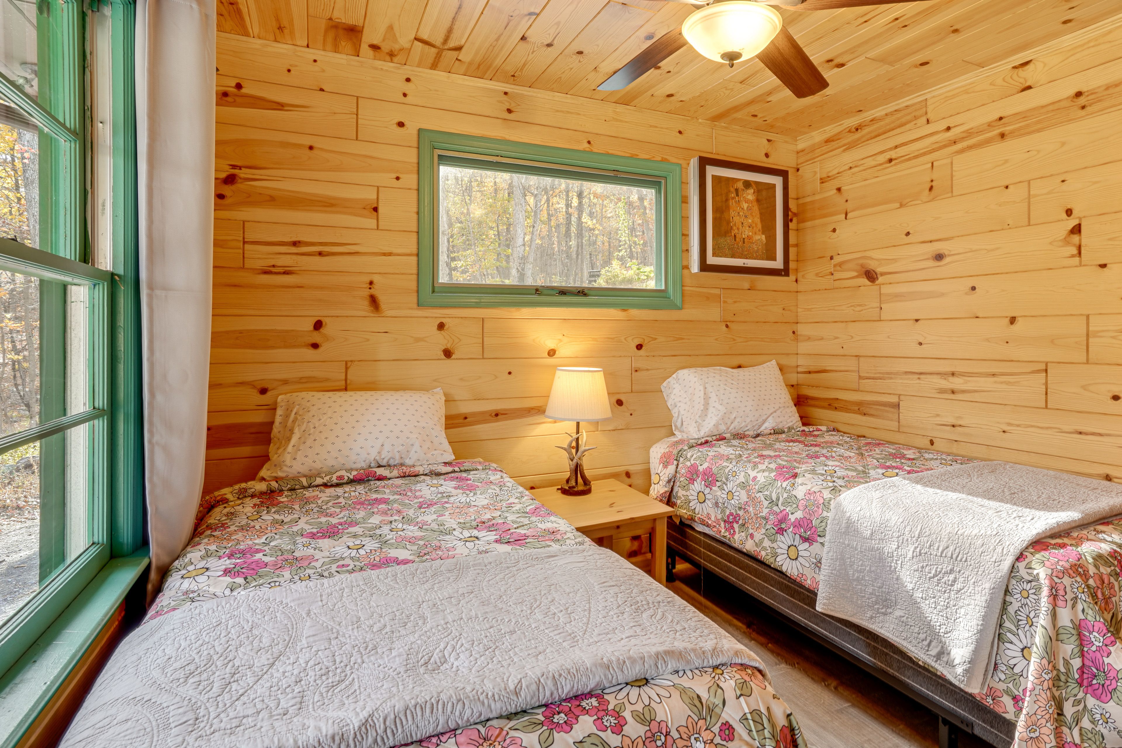 Bedroom 2 | 2 Twin Beds | Washer & Dryer