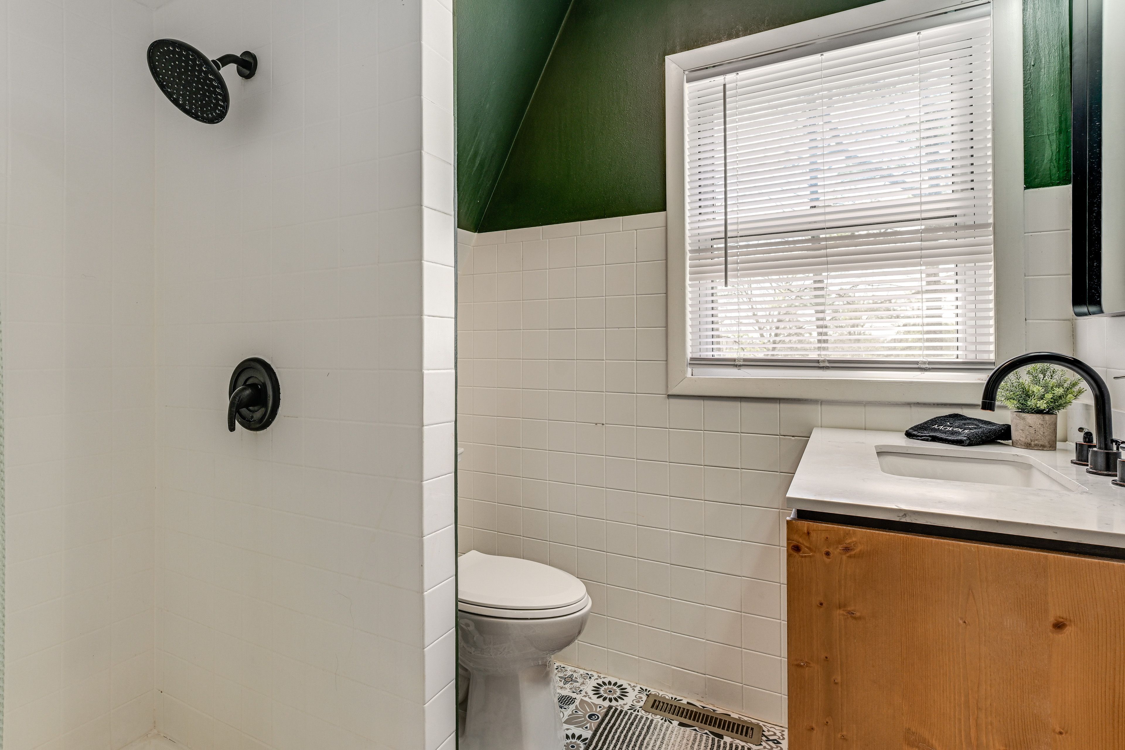 Full Bathroom | Towels Provided | 1st Floor