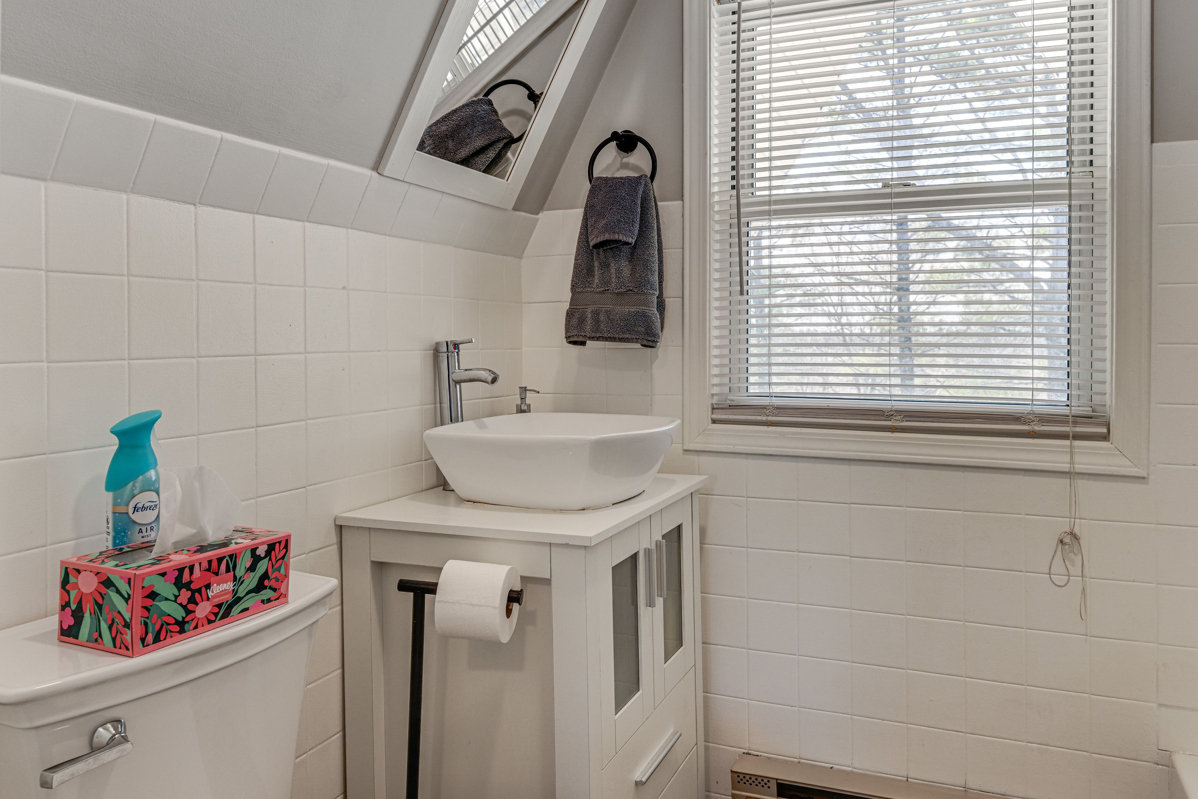 Full Bathroom | Bathtub | 2nd Floor