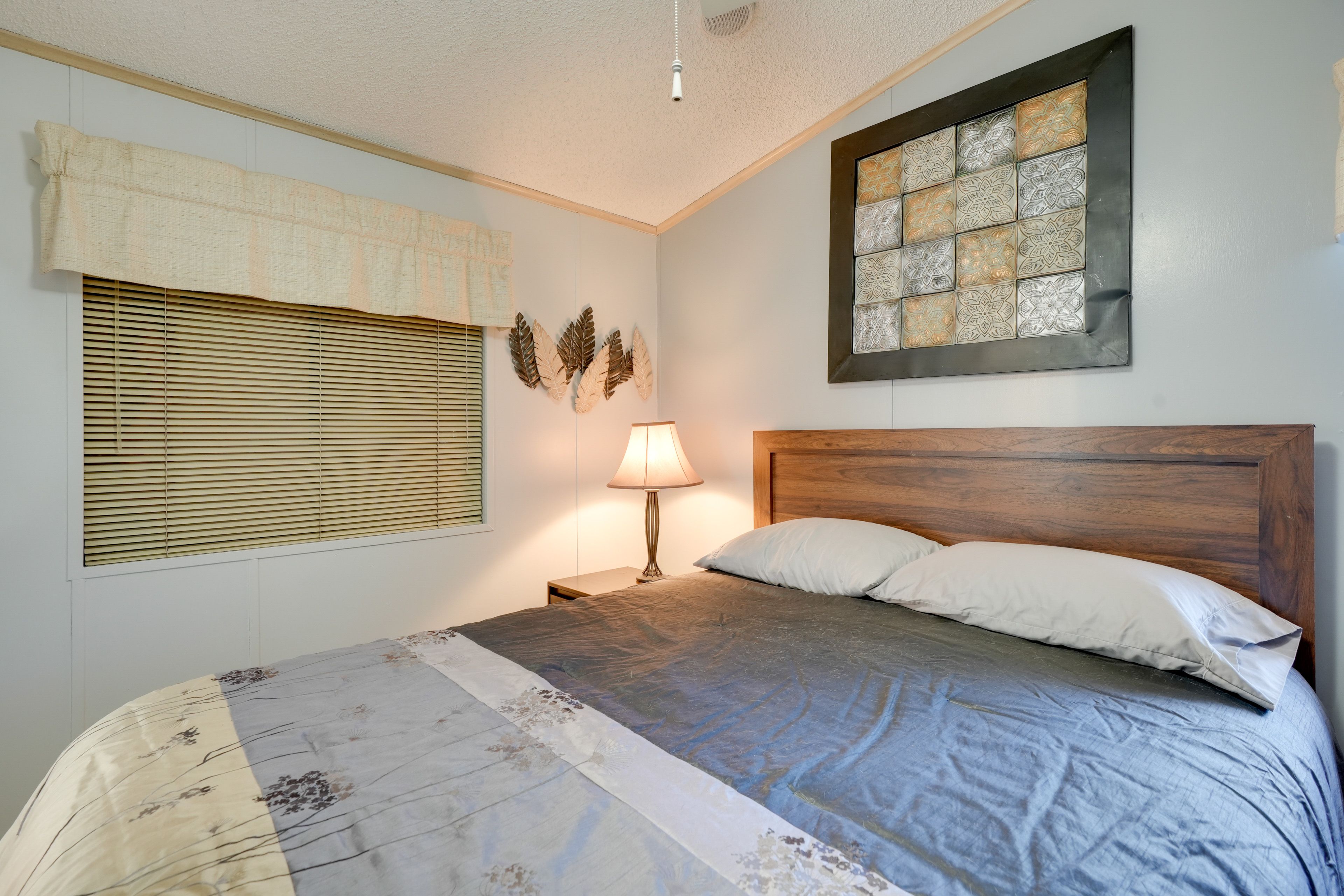 Bedroom 1 | Queen Bed