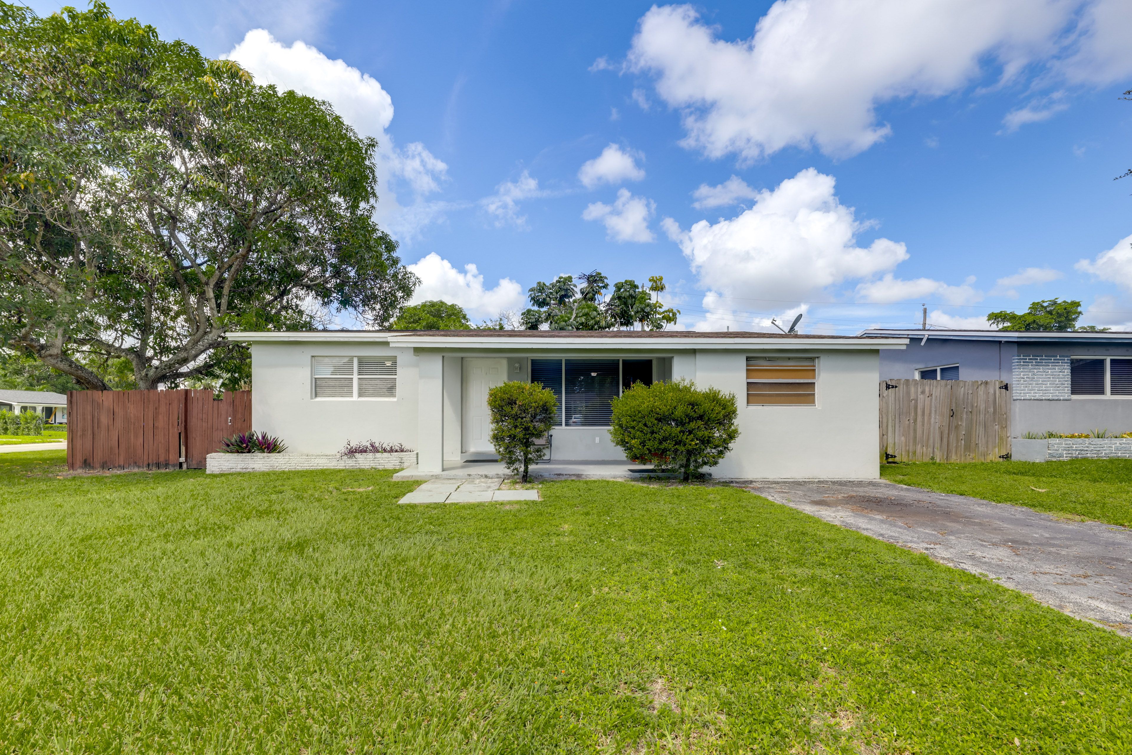 Parking | Driveway (1 Vehicle) | Street Parking