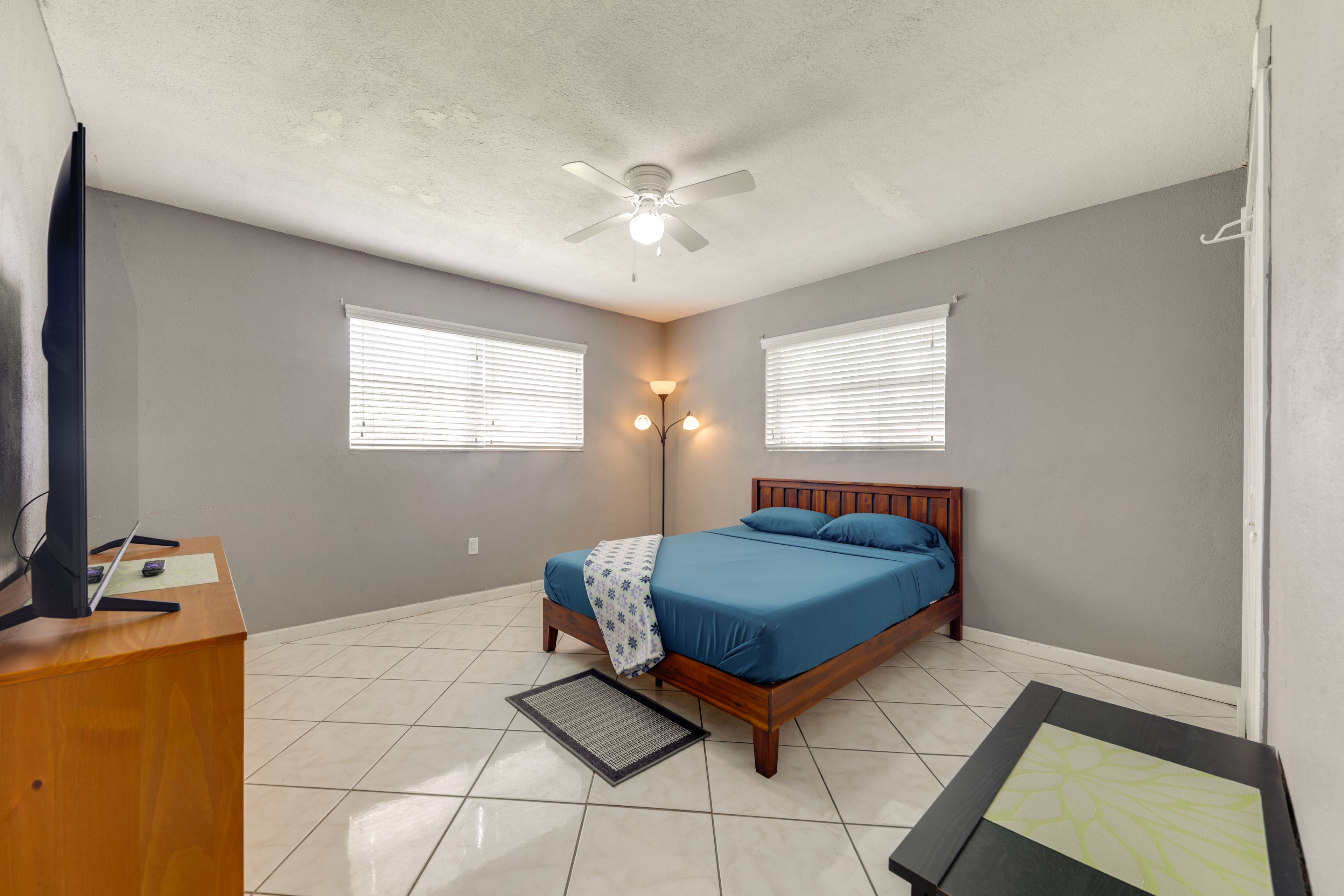 Bedroom 1 | Queen Bed