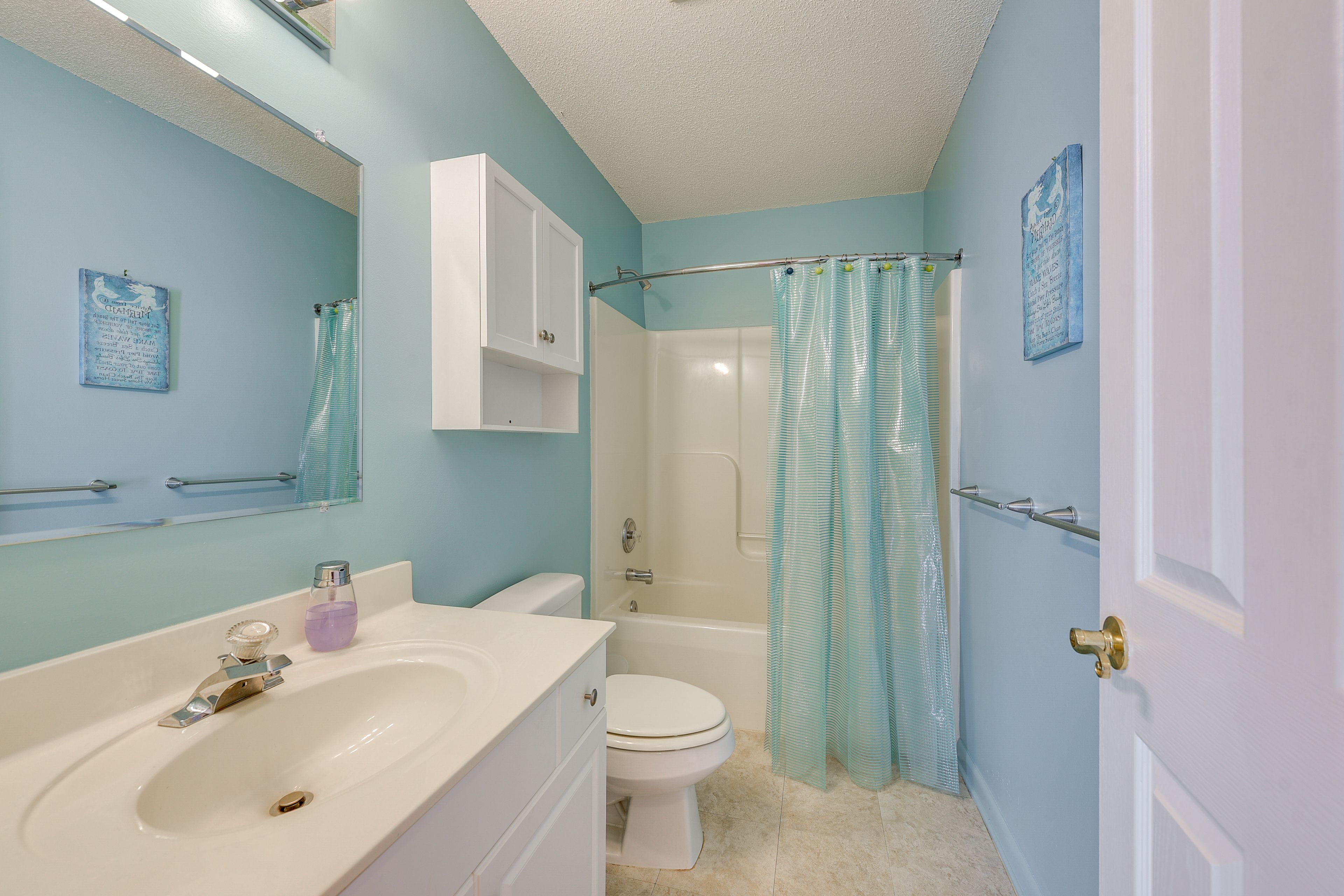 Full Bathroom | Towels Provided
