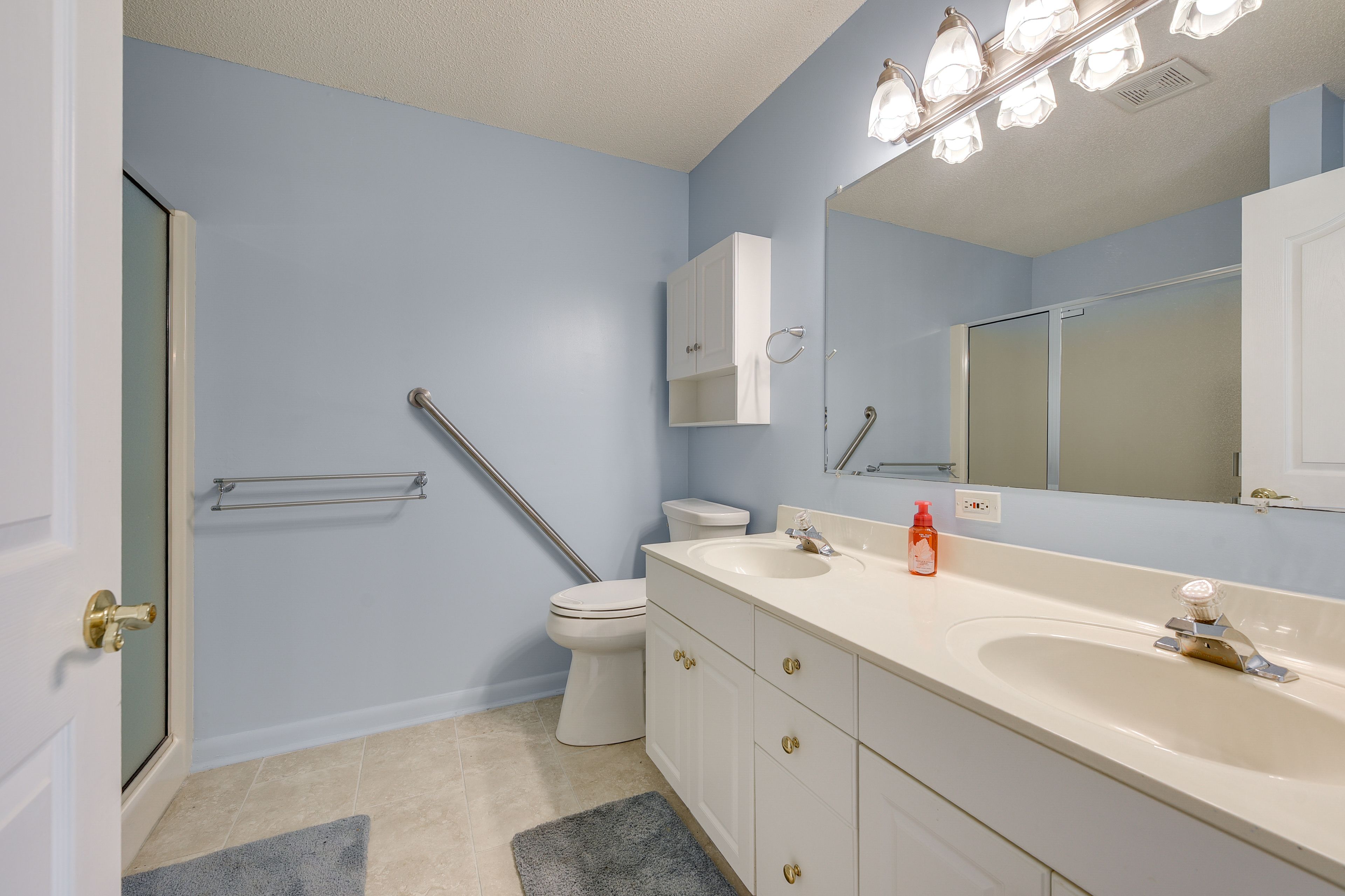 Full Bathroom | Towels Provided