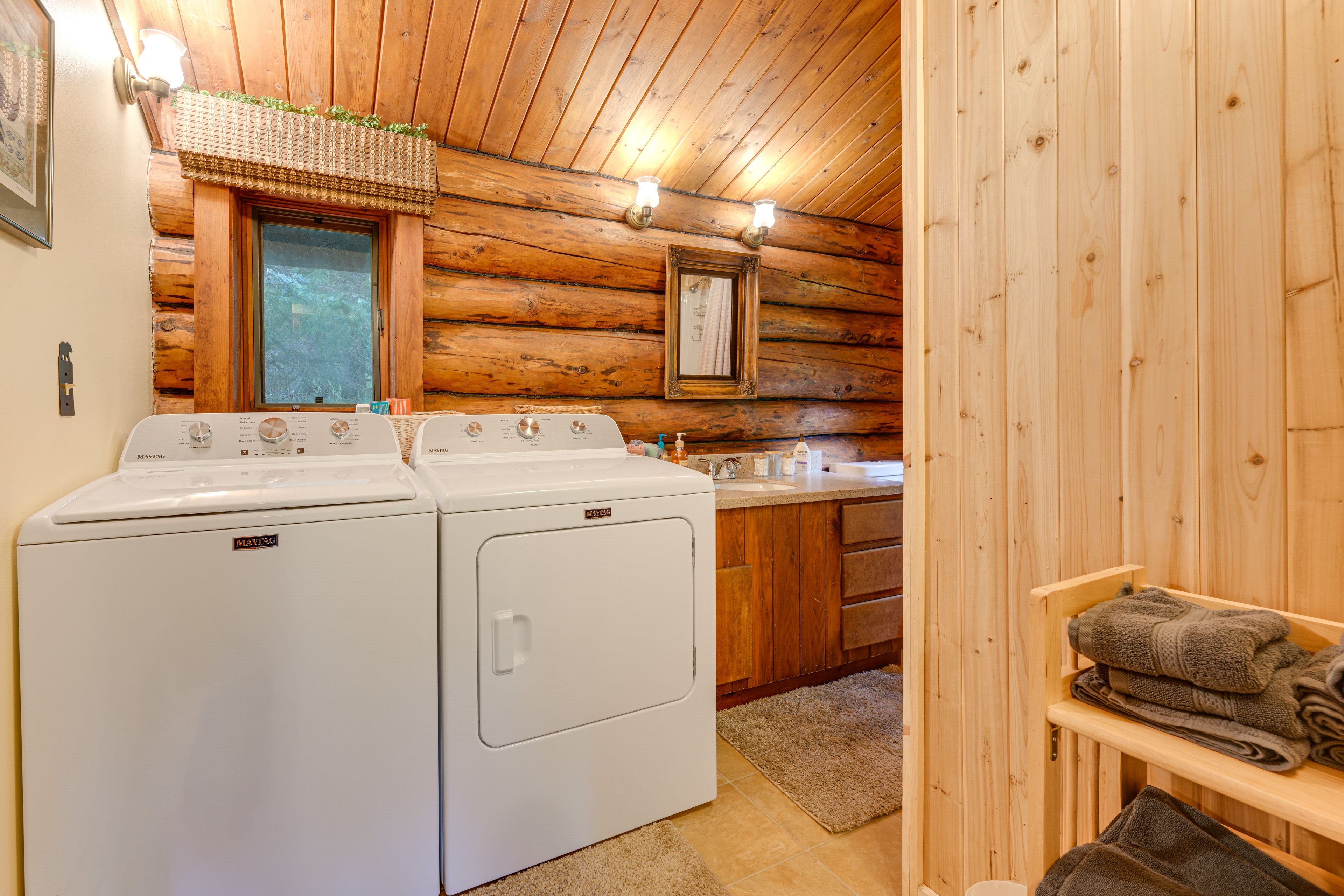 Full Bathroom | Towels Provided
