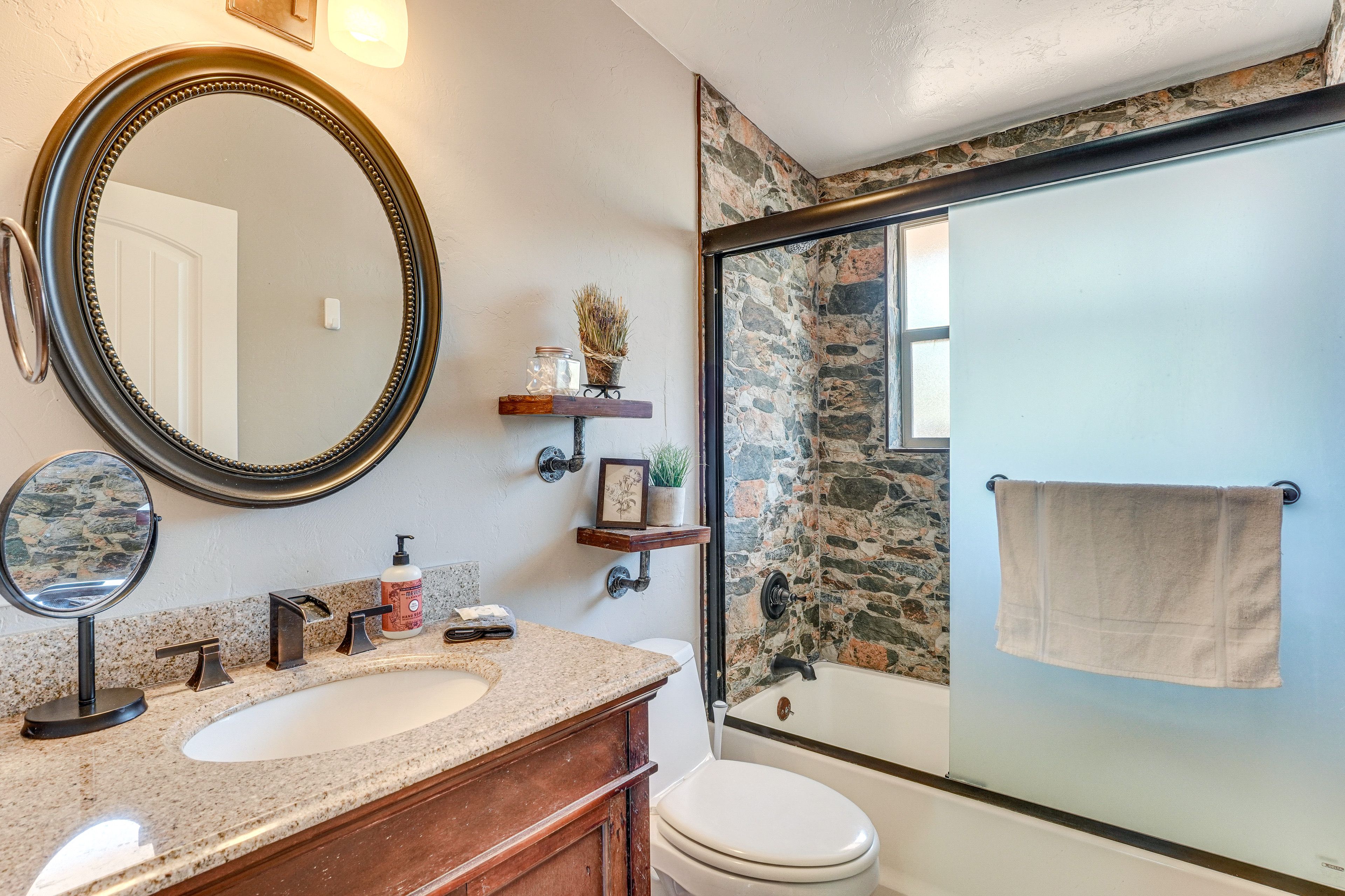 Full Bathroom | Towels Provided
