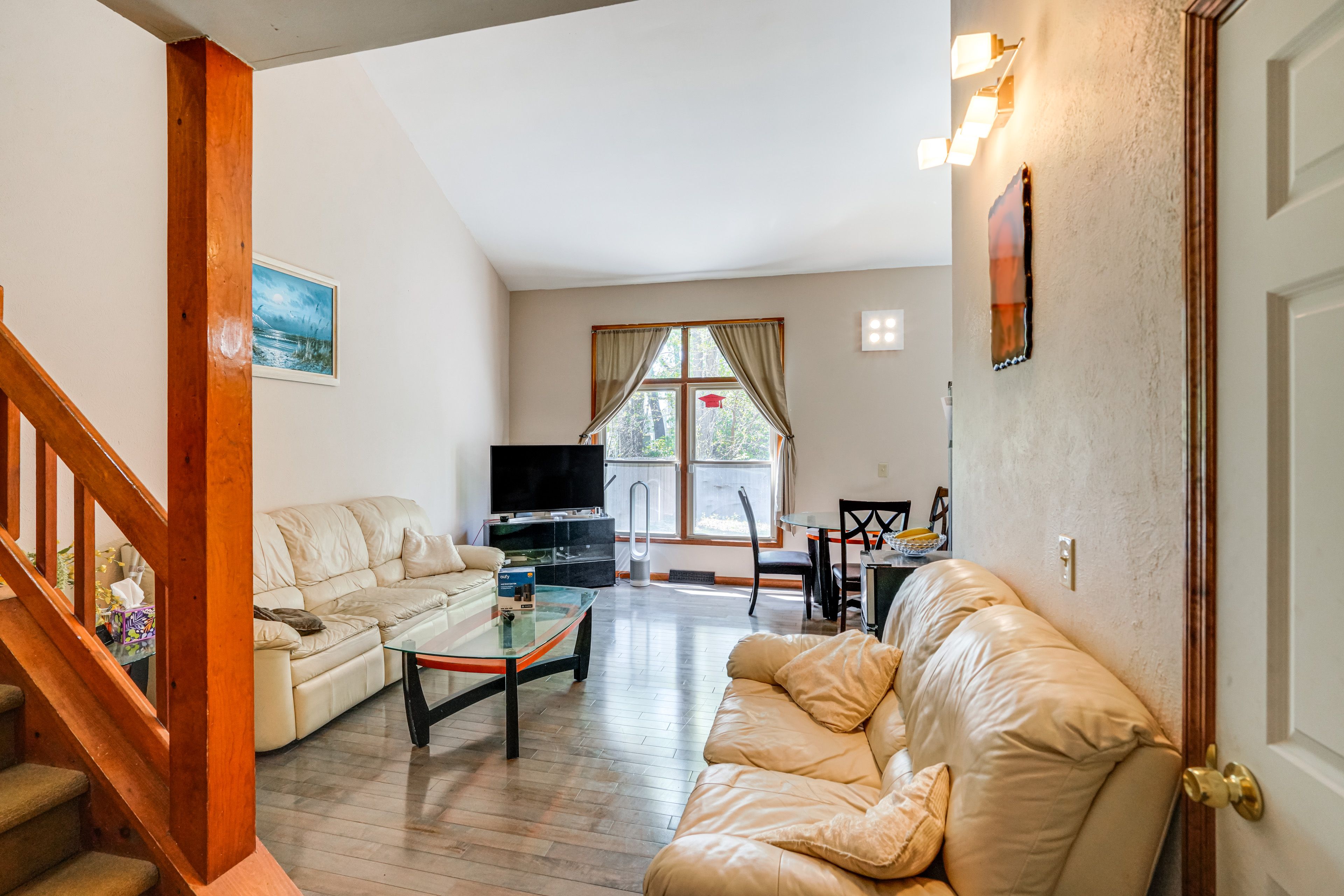 Living Area | Flat-Screen TV | DVD Player