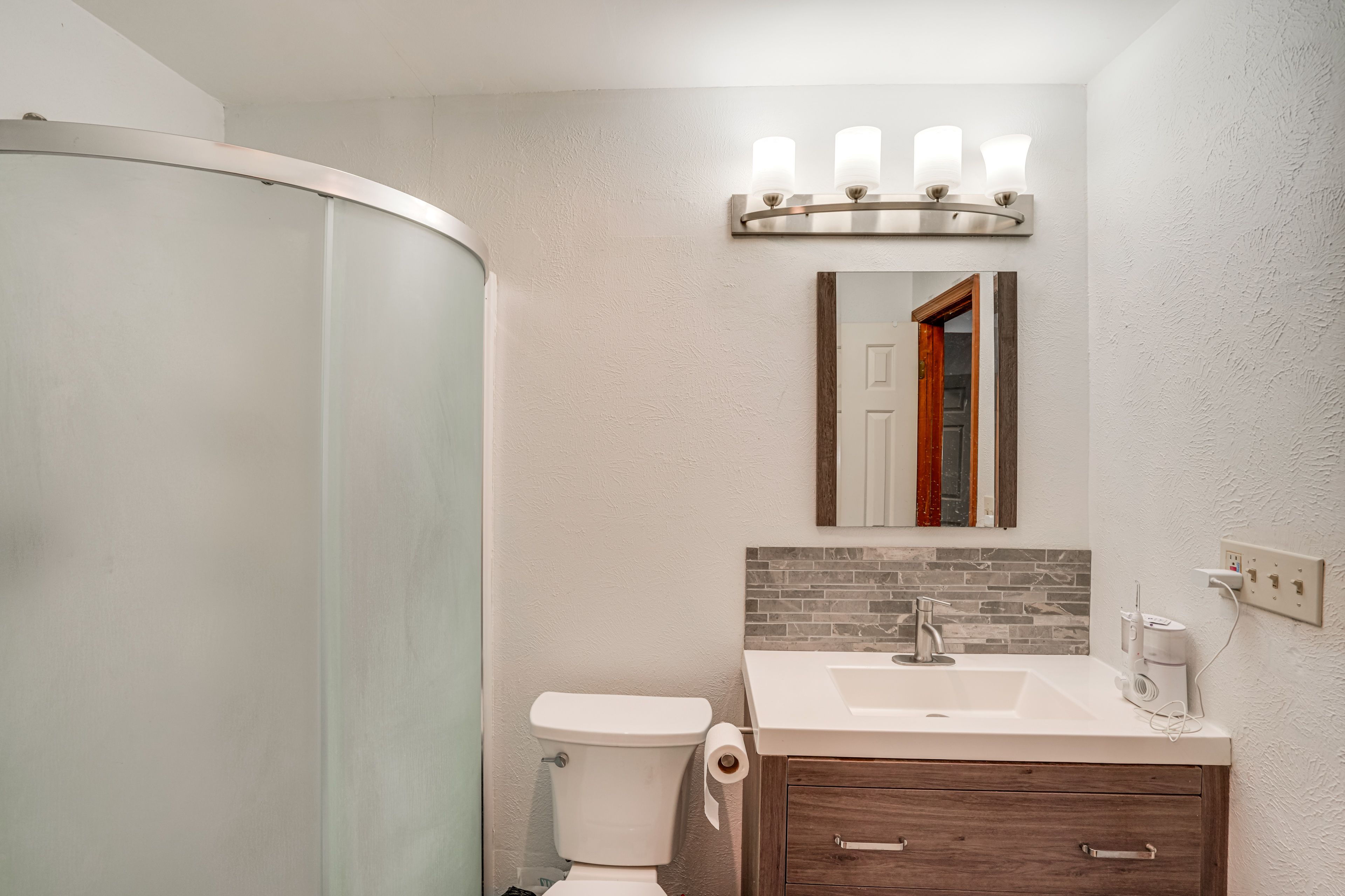 Full Bathroom | Towels Provided | 2nd Floor