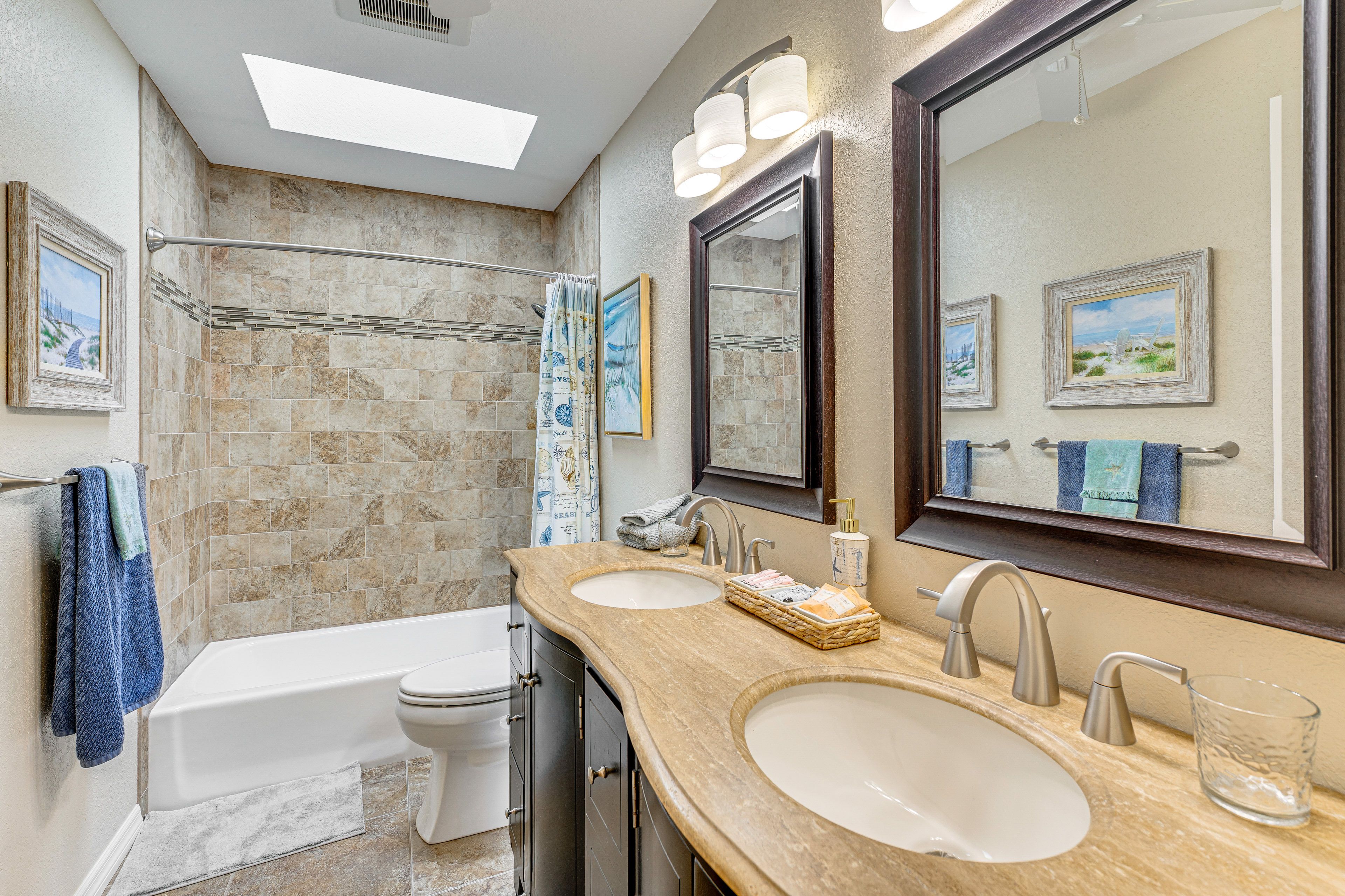Full Bathroom | Towels Provided
