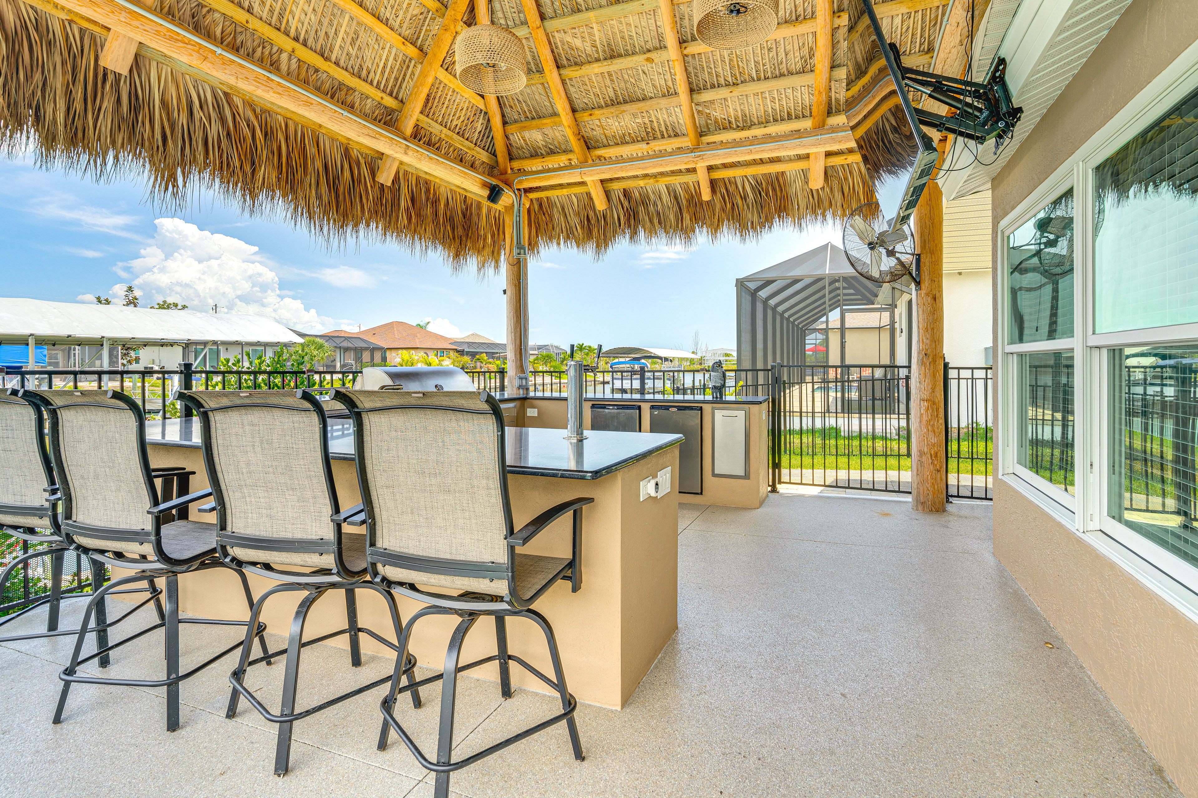 Outdoor Kitchen | Gas Grill | Wet Bar | Outdoor TV