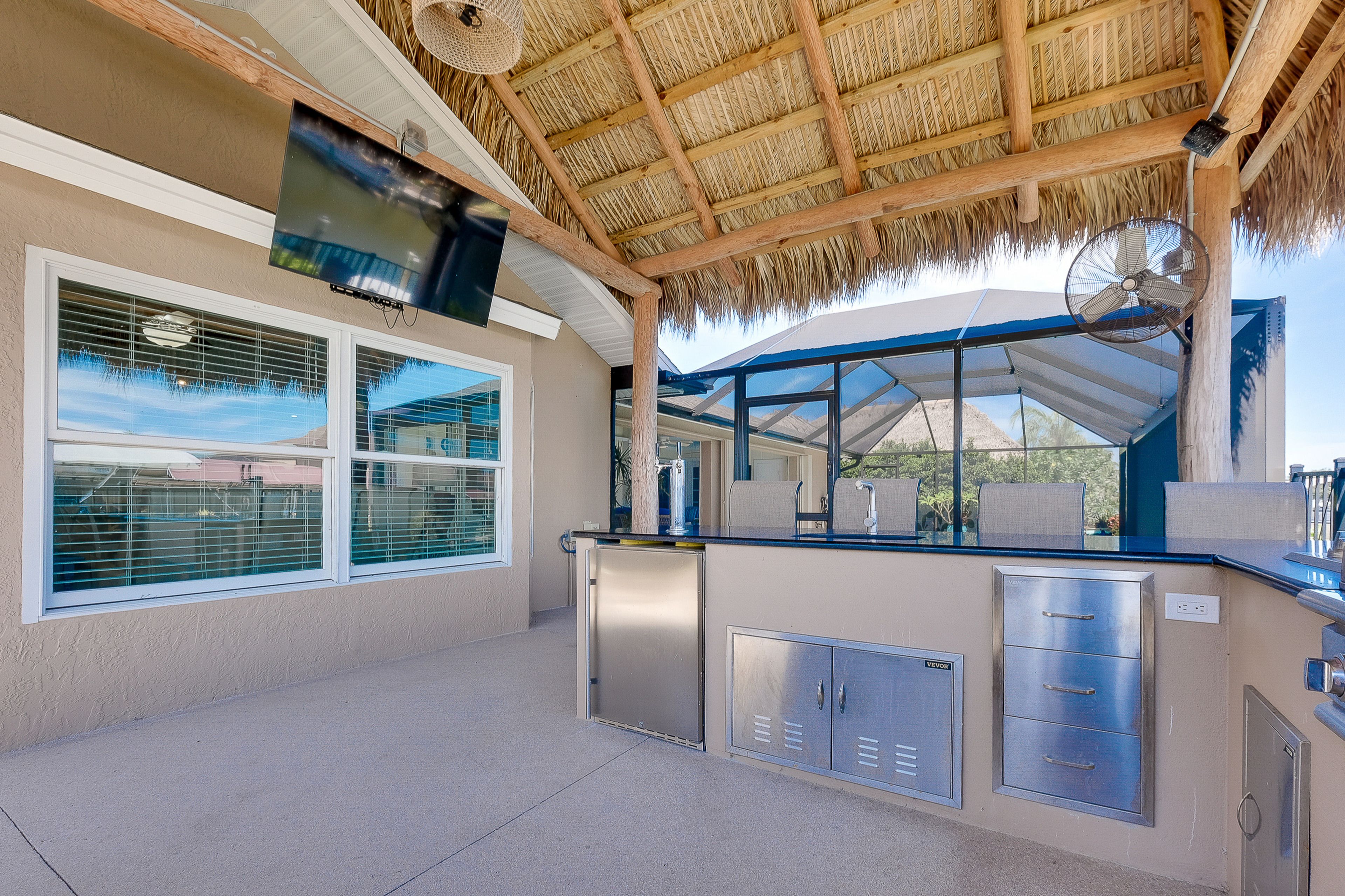 Outdoor Kitchen | Gas Grill | Wet Bar | Outdoor TV