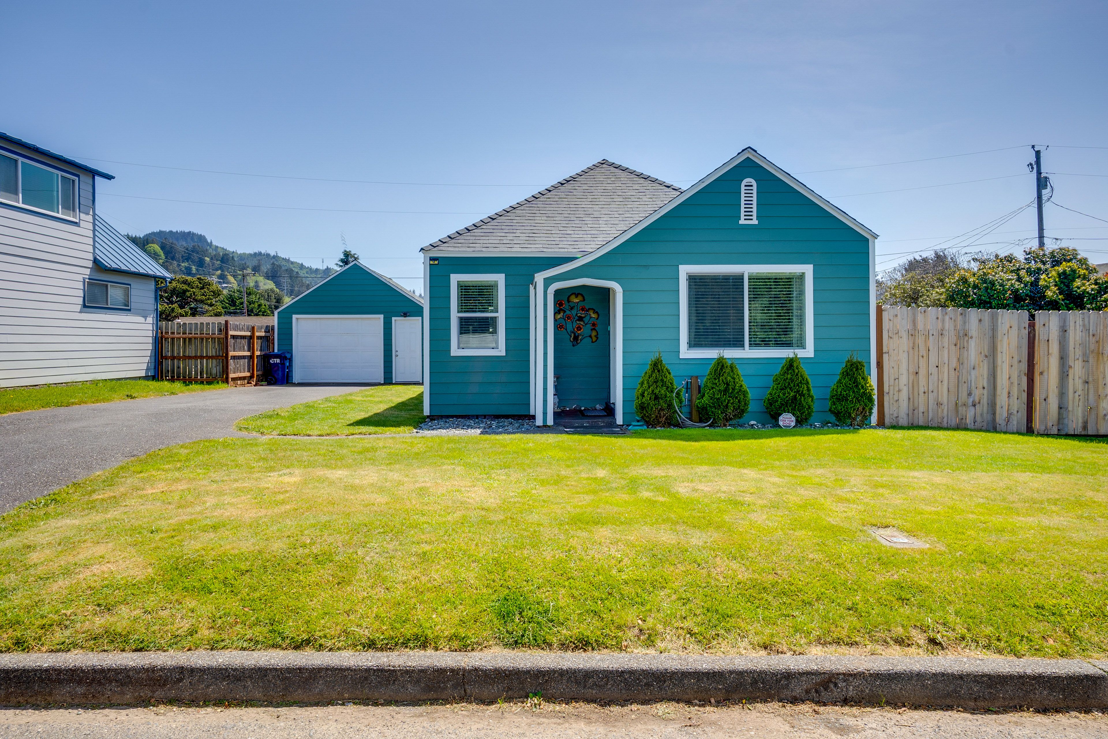 Gold Beach Vacation Rental | 2BR | 1BA | 950 Sq Ft | Steps to Enter