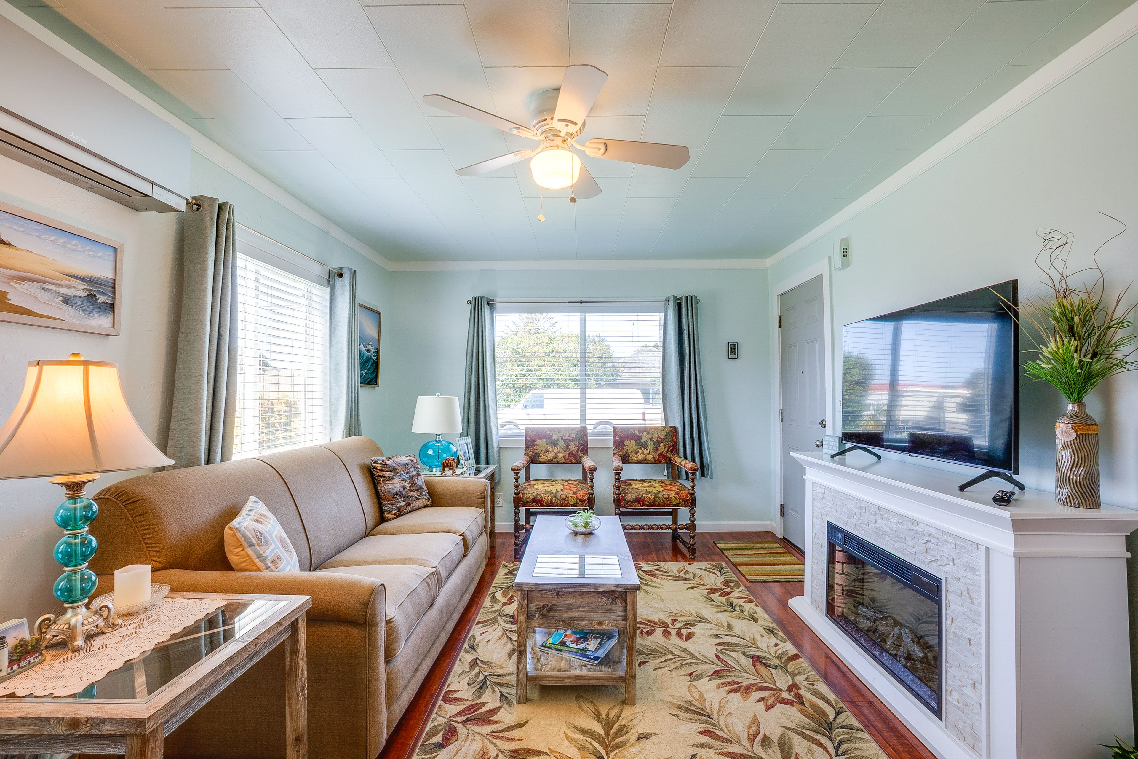 Living Room | Free WiFi | A/C Unit | Smart TV | Queen Sleeper Sofa
