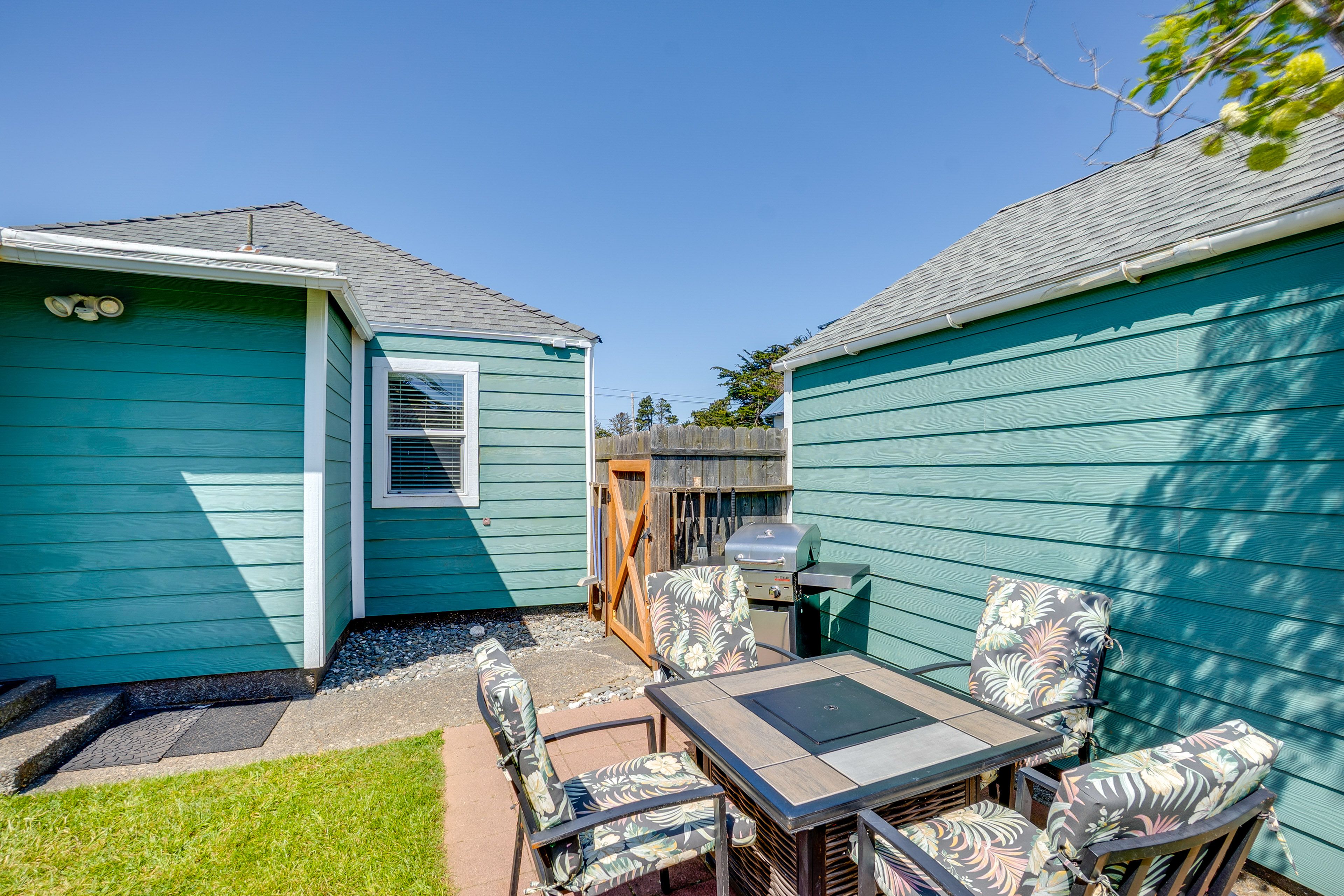 Backyard | Fire Pit | Gas Grill