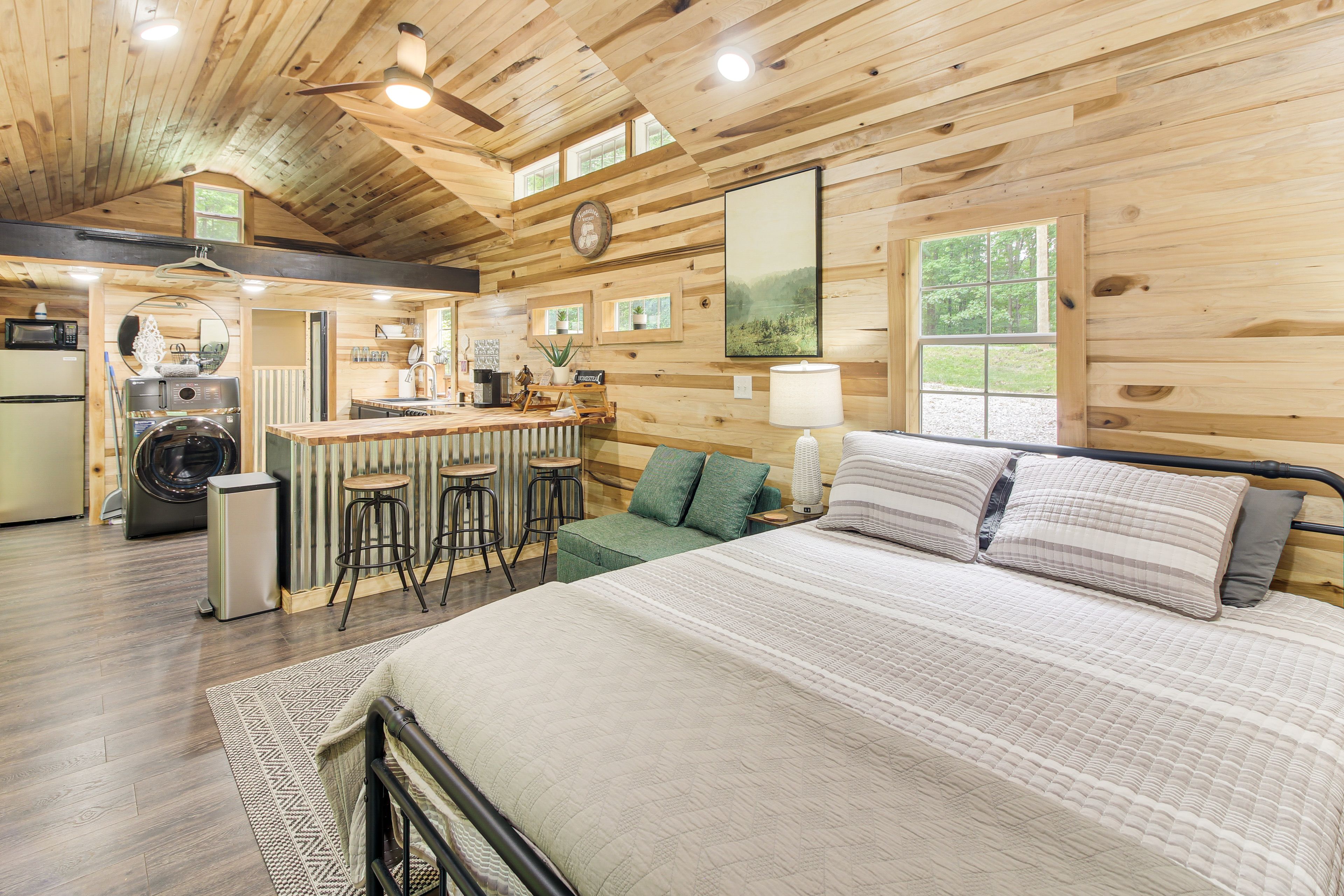 Studio | Queen Bed | Smart TV