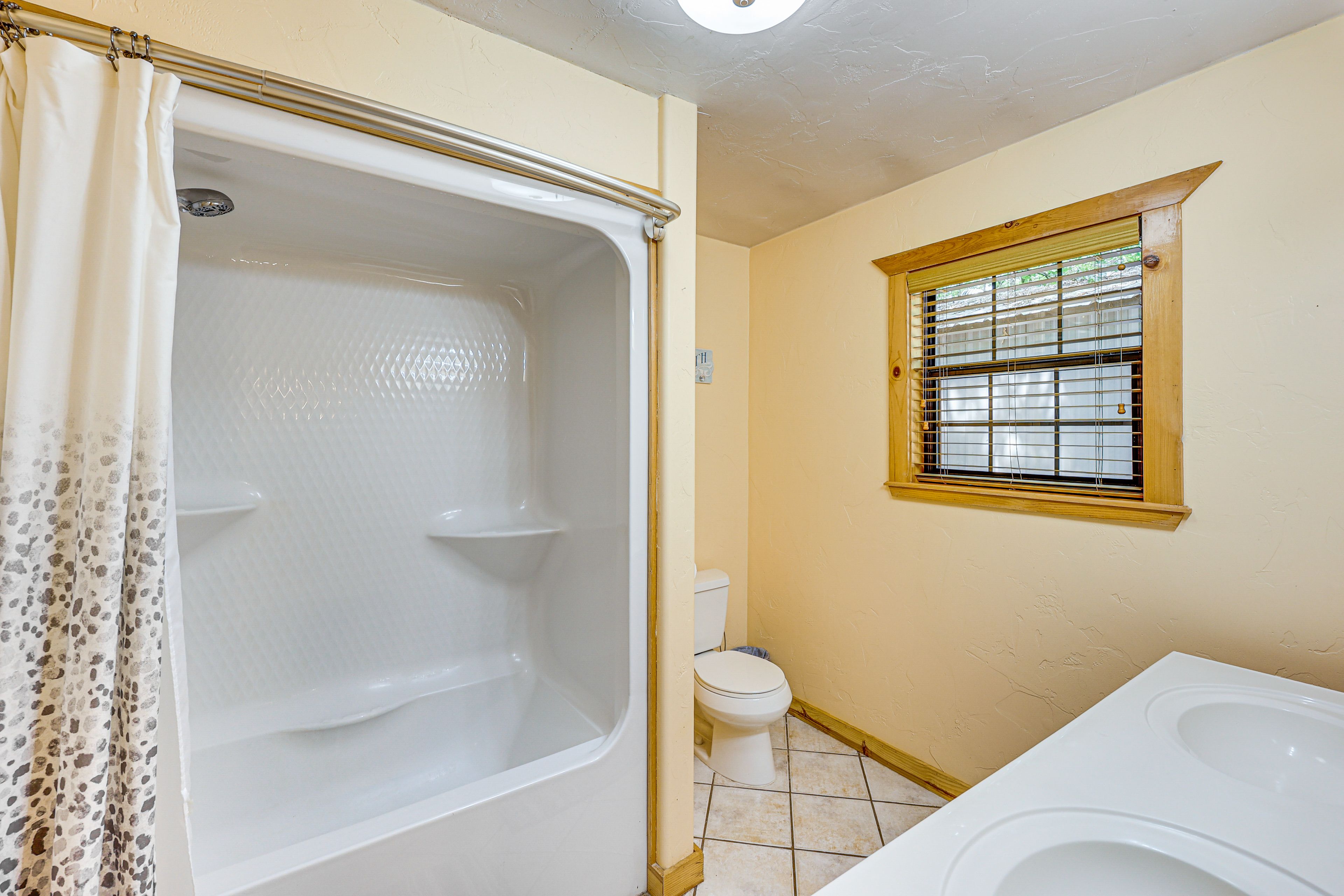 Full Bathroom | Towels Provided