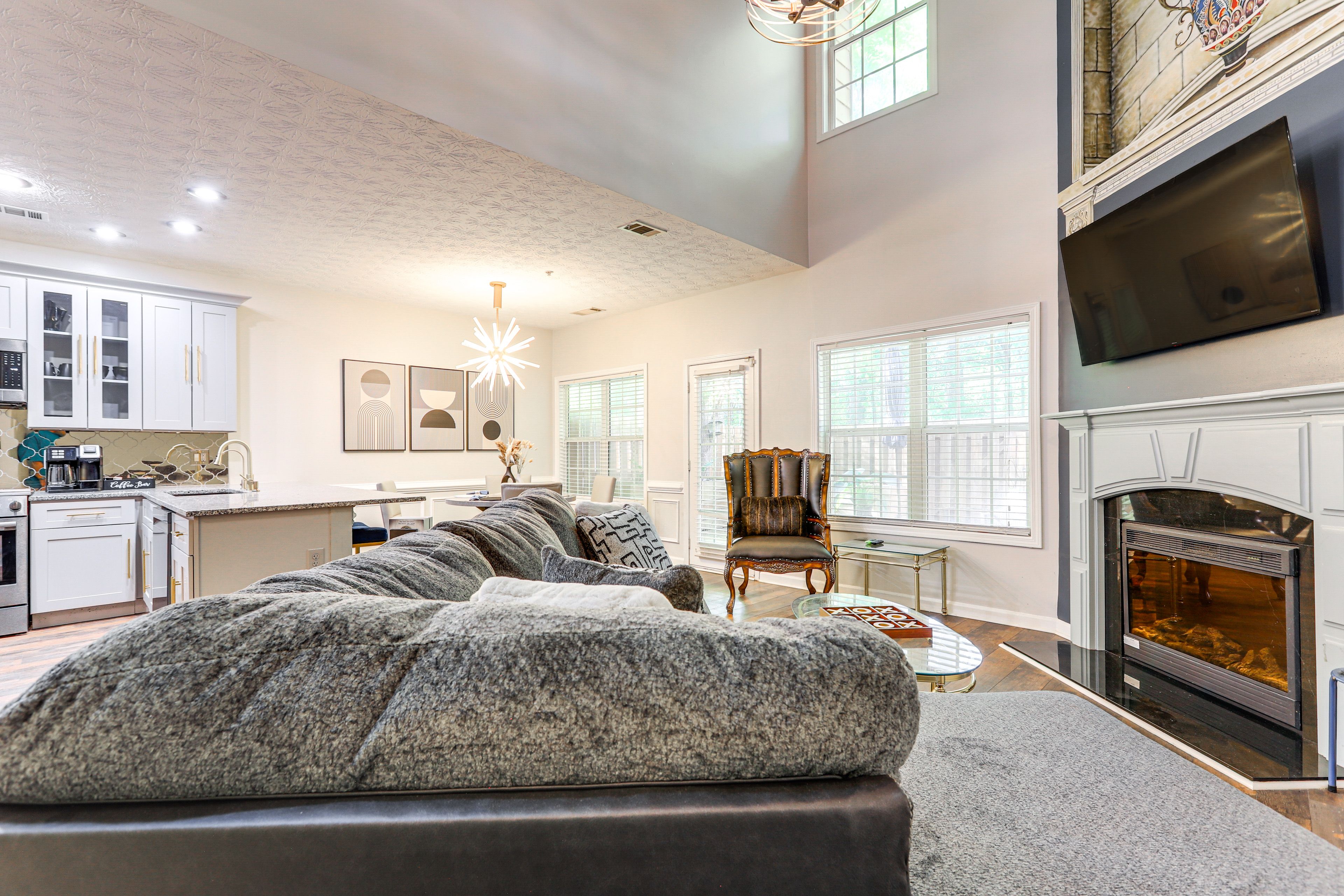 Living Room | 1st Floor | Smart TV | Central Heating & A/C | Free WiFi
