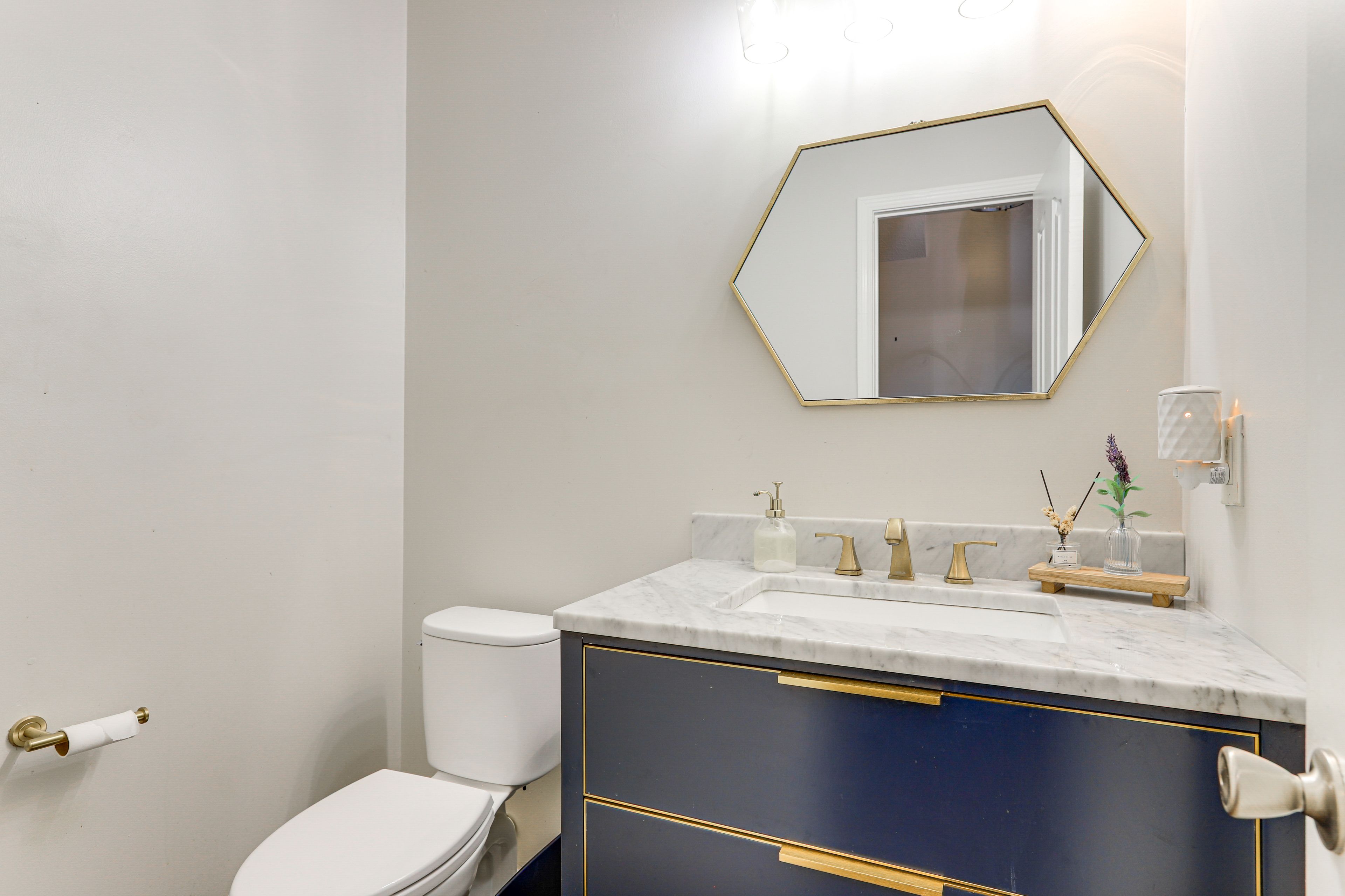 Half Bath | 1st Floor | Complimentary Toiletries | Towels Provided