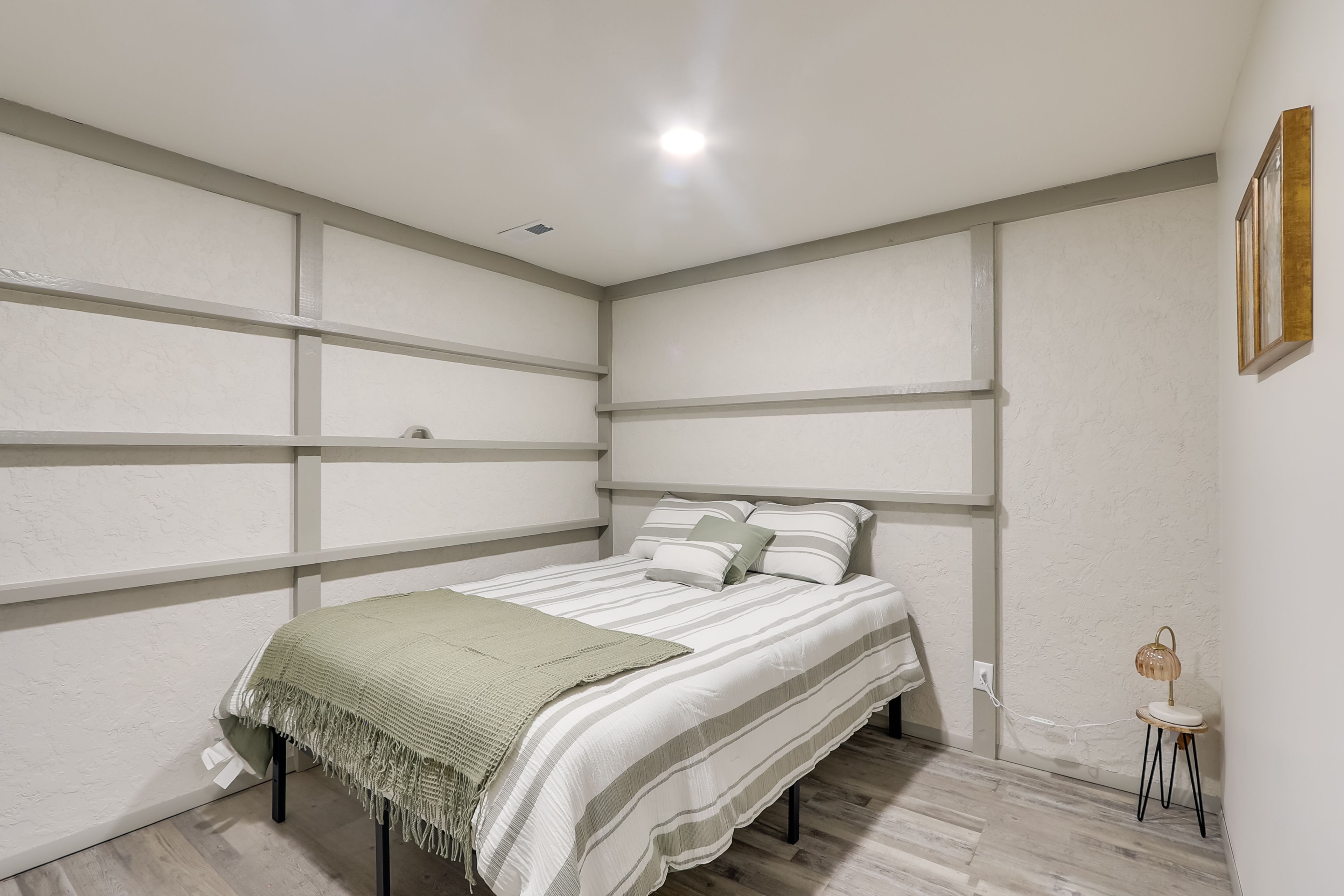 Bonus Room | Queen Bed | Basement