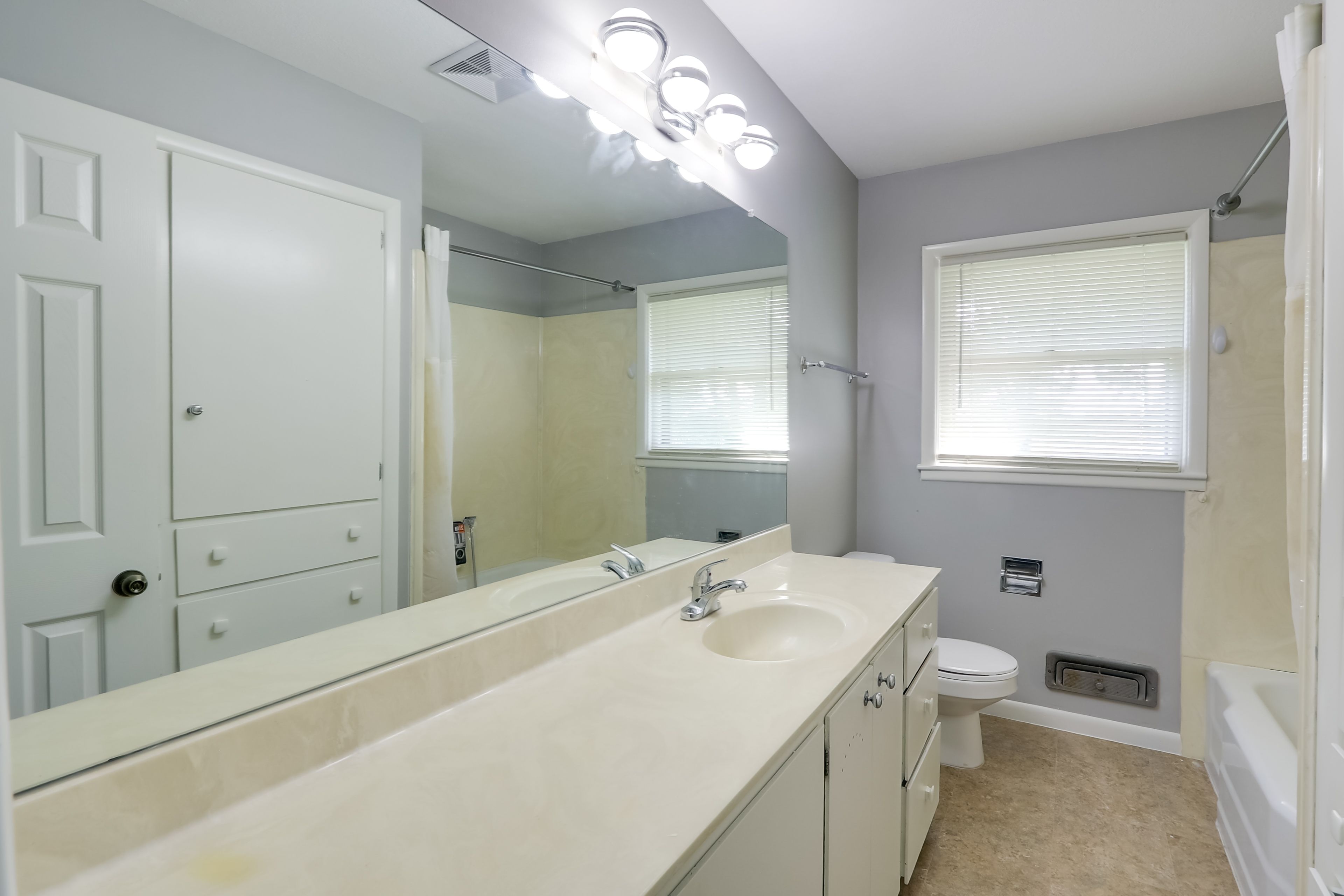 Full Bathroom | Towels Provided
