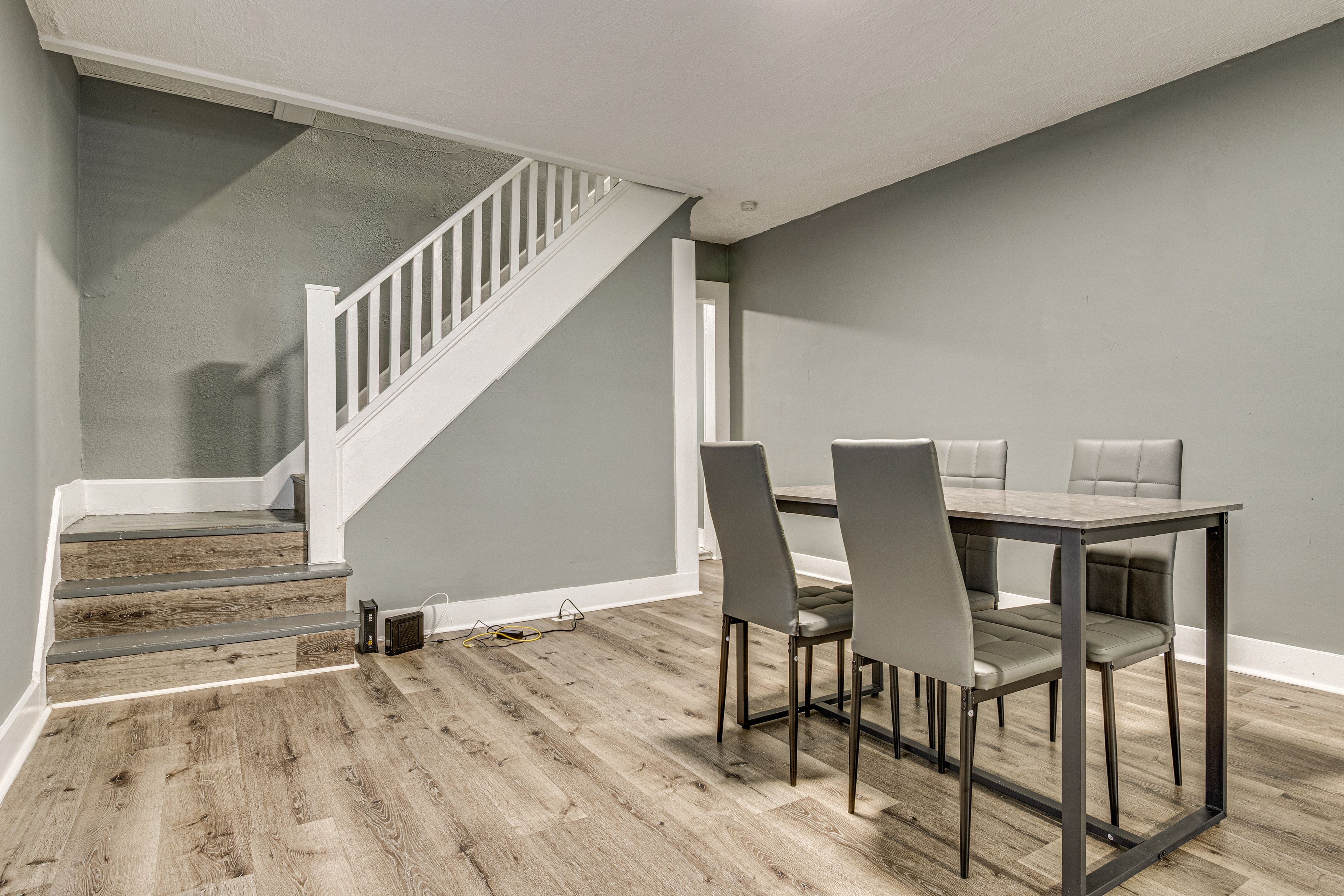 Dining Area | Dishware/Flatware Provided | 1st Floor