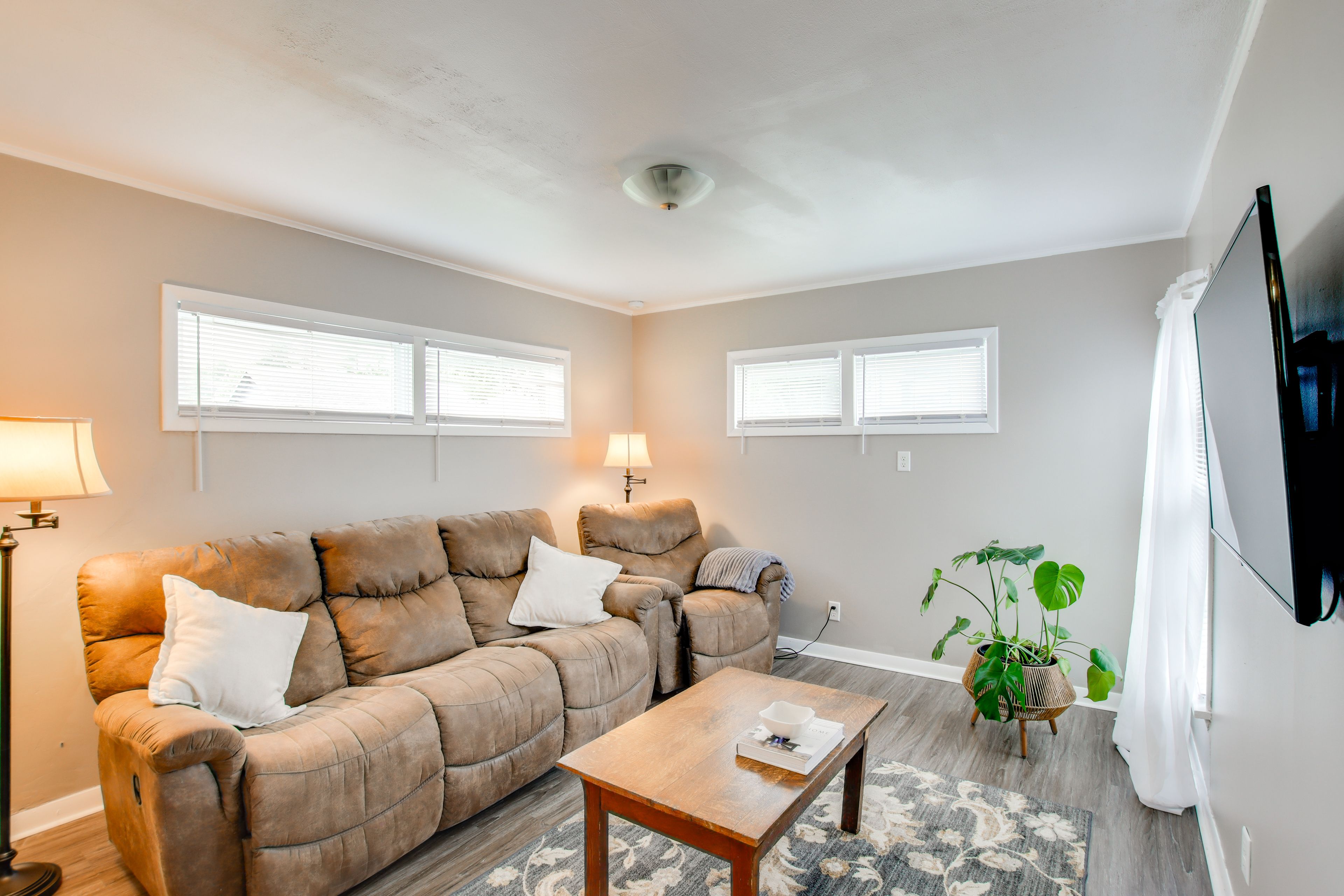 Living Room | Free WiFi | Central A/C & Heat | Smart TV