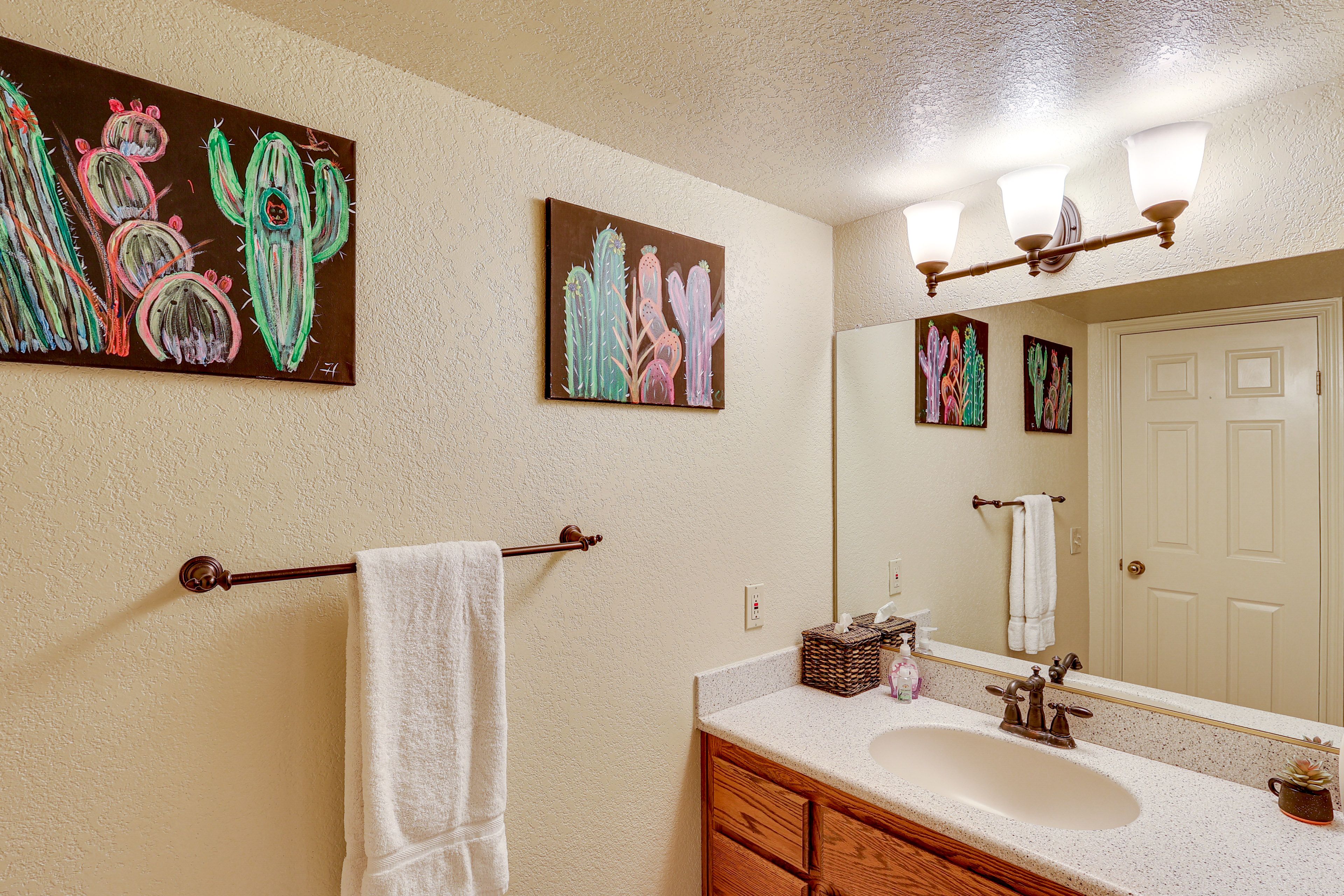 Full Bathroom | Towels Provided | 1st Floor