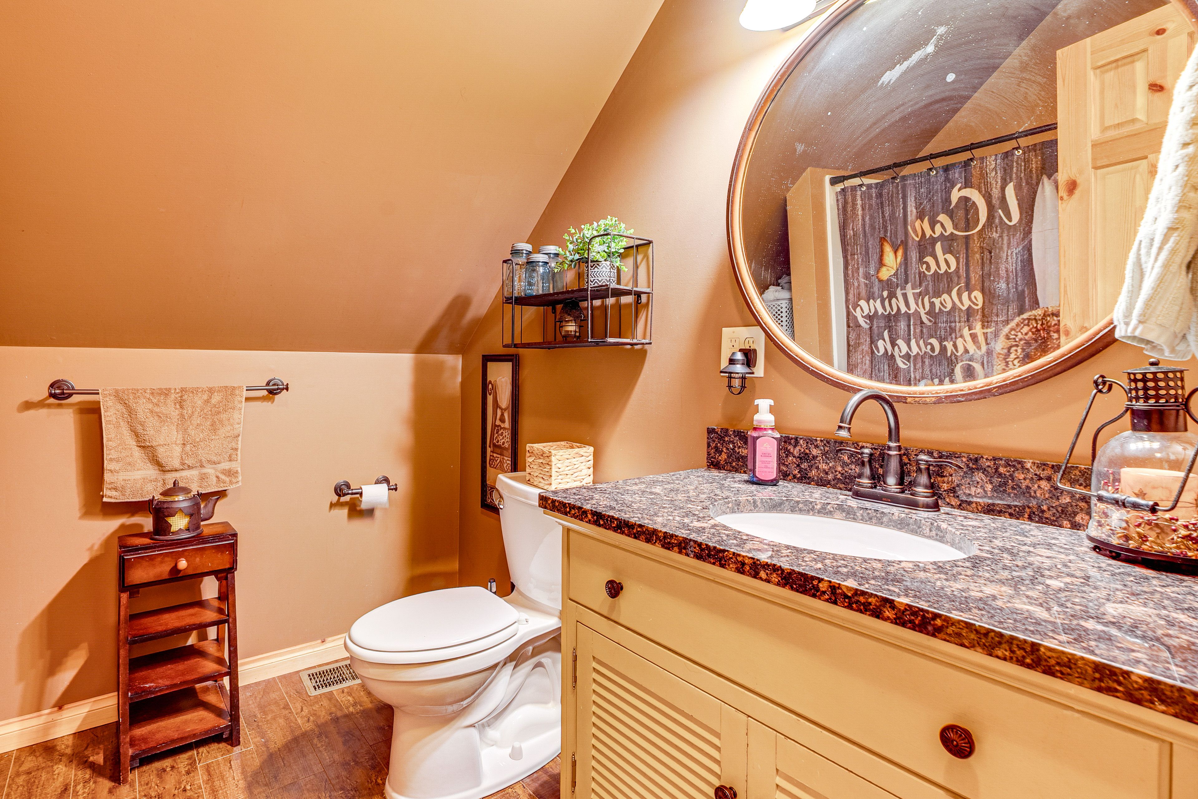 Full Bathroom | 2nd Floor | Towels Provided